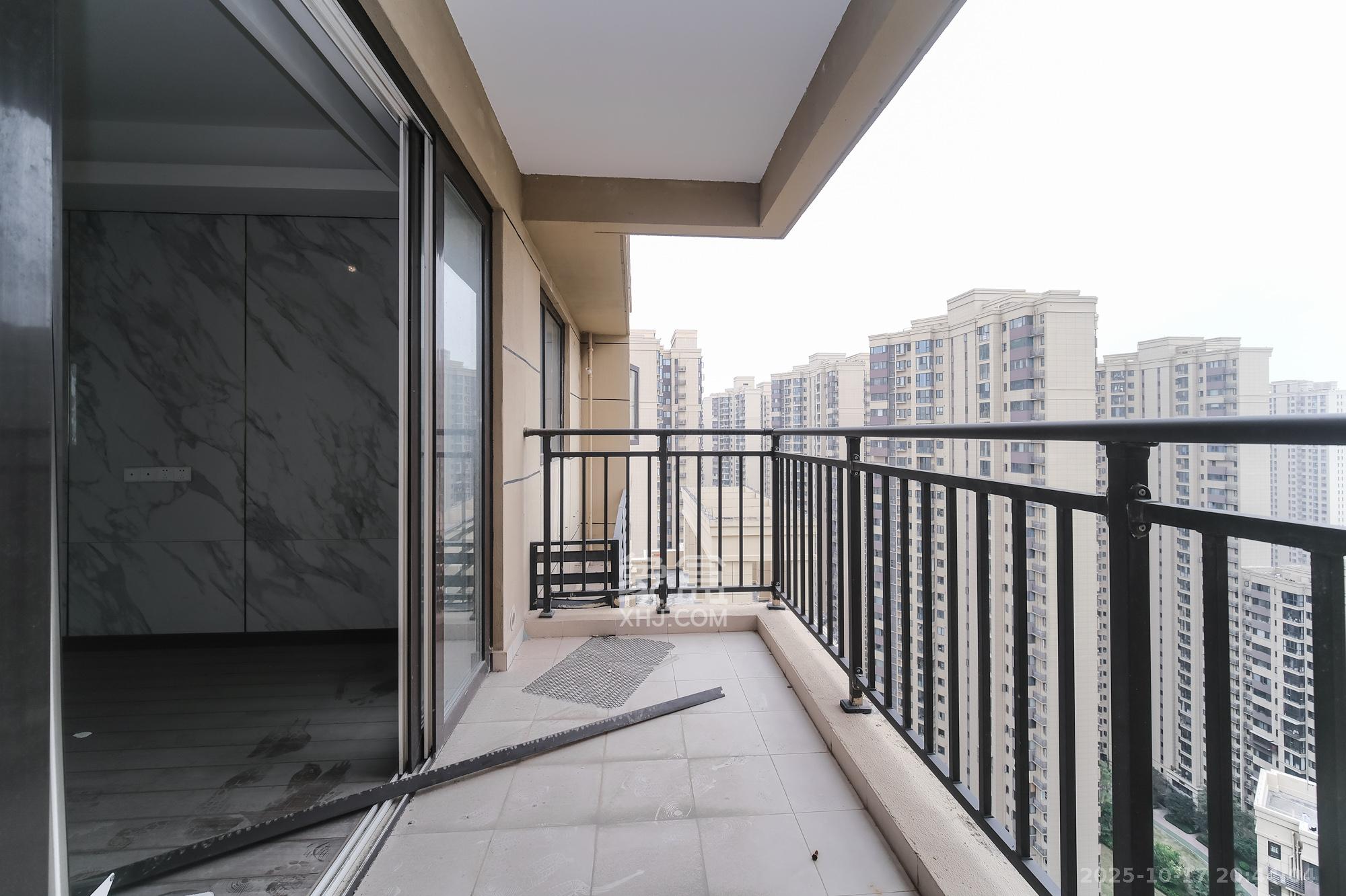 保利香槟国际  4室2厅2卫    95.0万阳台