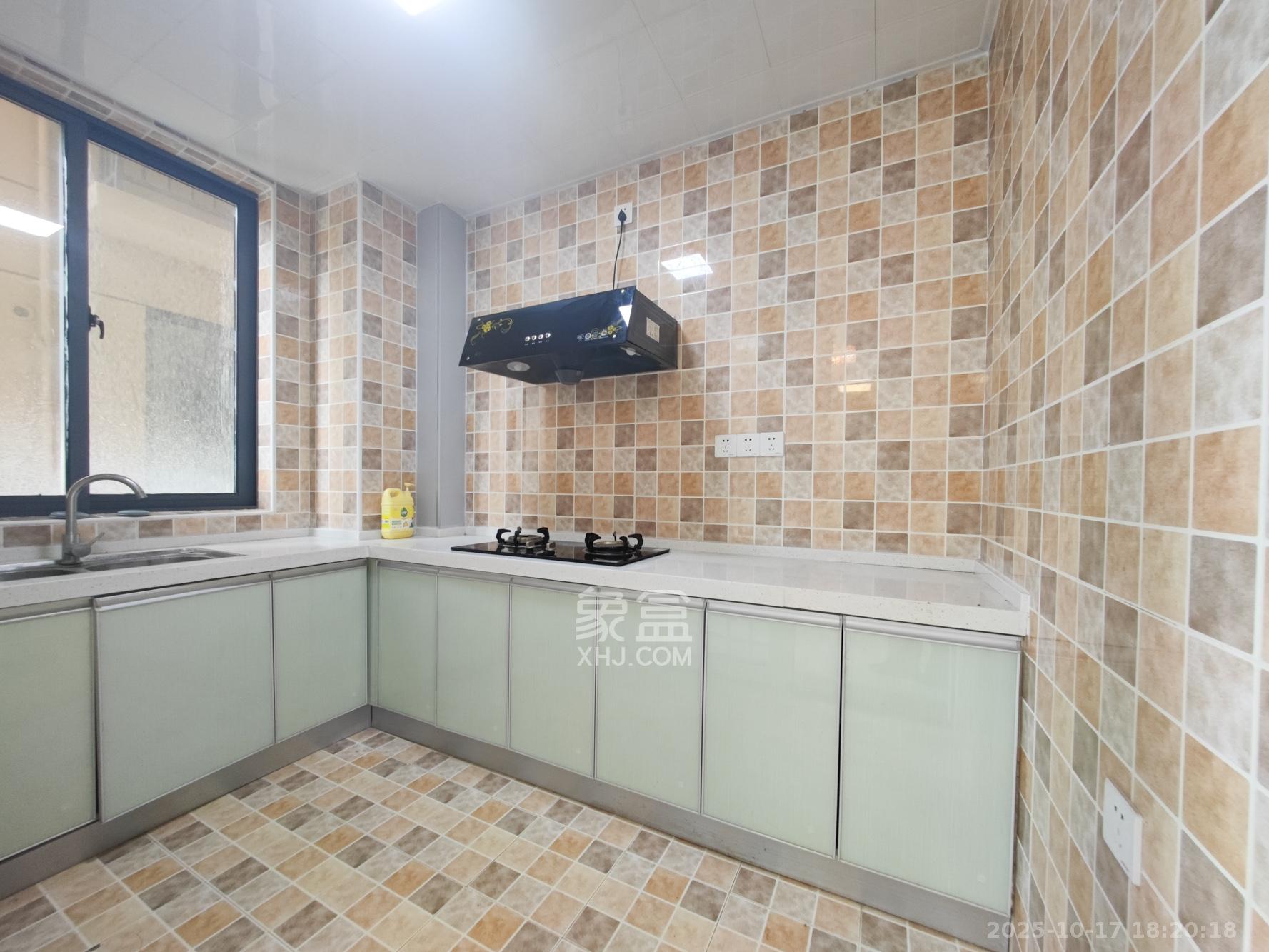 西湖鸿运佳苑  3室2厅2卫    83.0万厨房