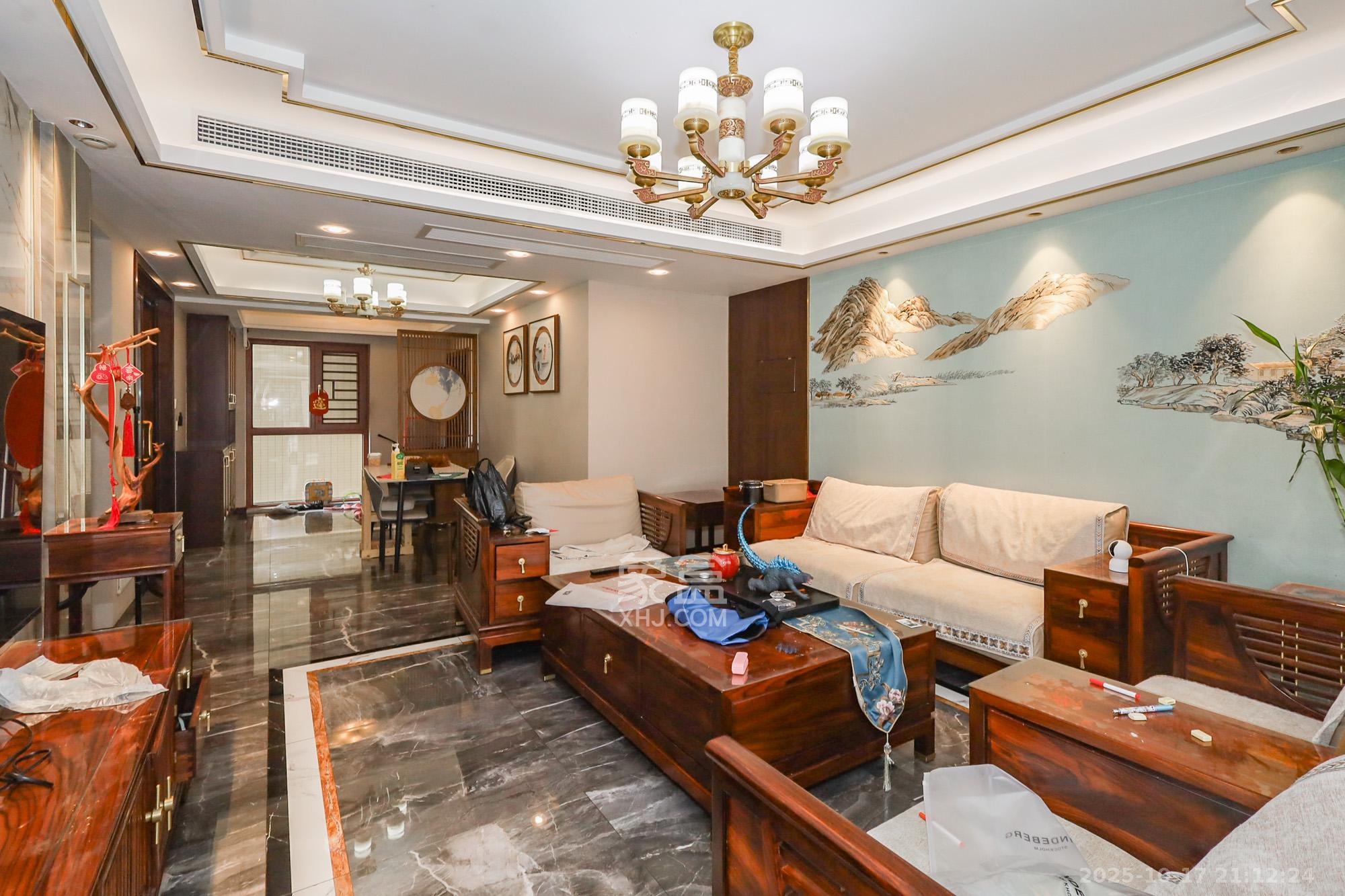 芙蓉别墅山庄（嘉湘华庭）  4室2厅2卫    208.0万客厅