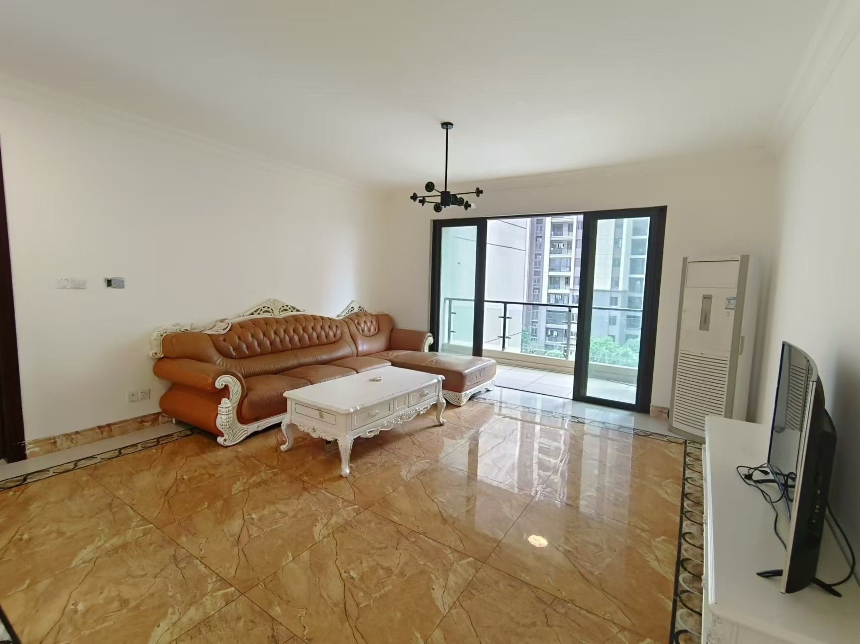 华耀碧桂园十里江湾誉峯  4室2厅2卫    2000.0元/月