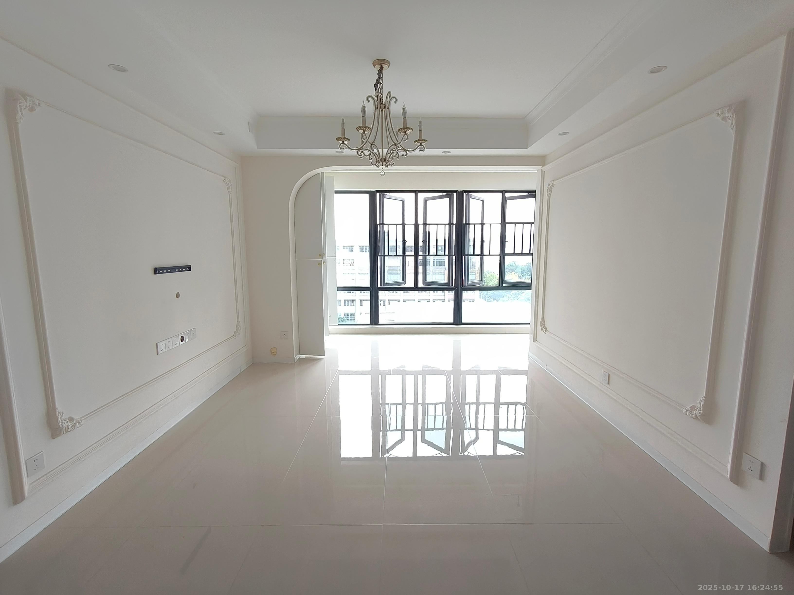 华远碧桂园海蓝城二期  3室2厅2卫    2600.0元/月室内图