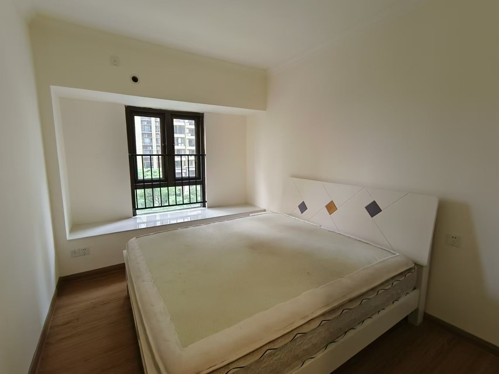 华耀碧桂园十里江湾誉峯  4室2厅2卫    2000.0元/月 华耀碧桂园十里江湾誉峯  4室2厅2卫    2000.0元/月室内图