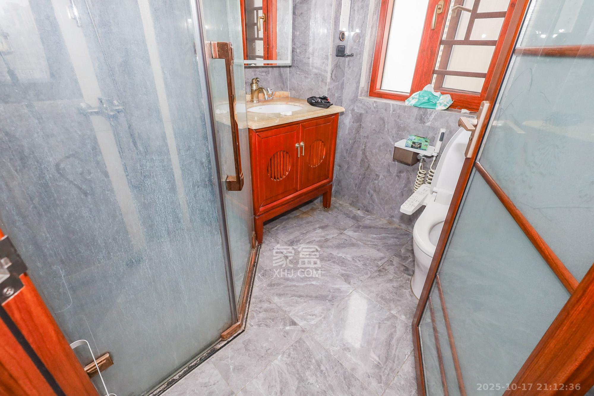 芙蓉别墅山庄（嘉湘华庭）  4室2厅2卫    208.0万卫生间