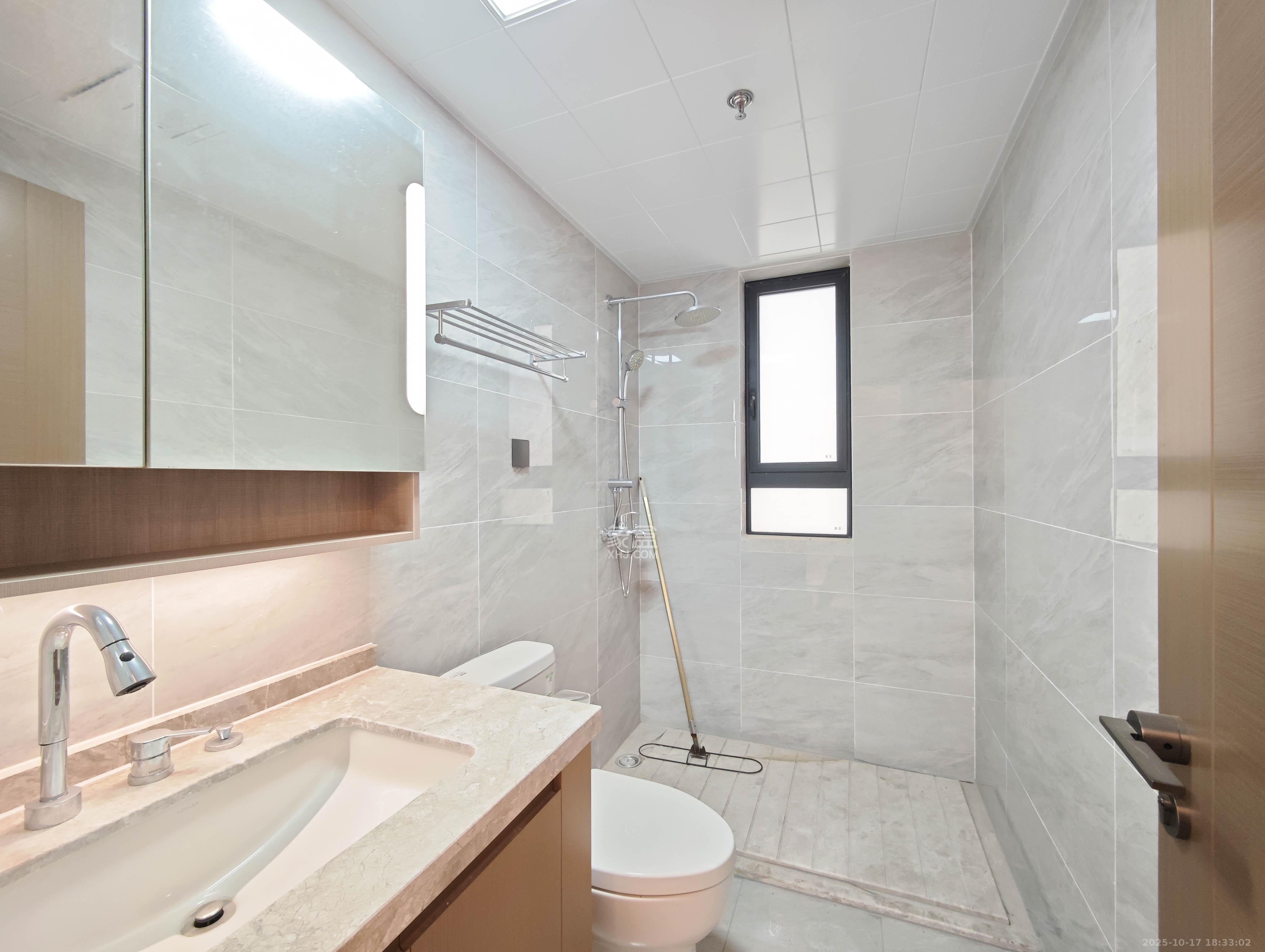 万科魅力之城天阔里  4室3厅2卫    138.0万卫生间