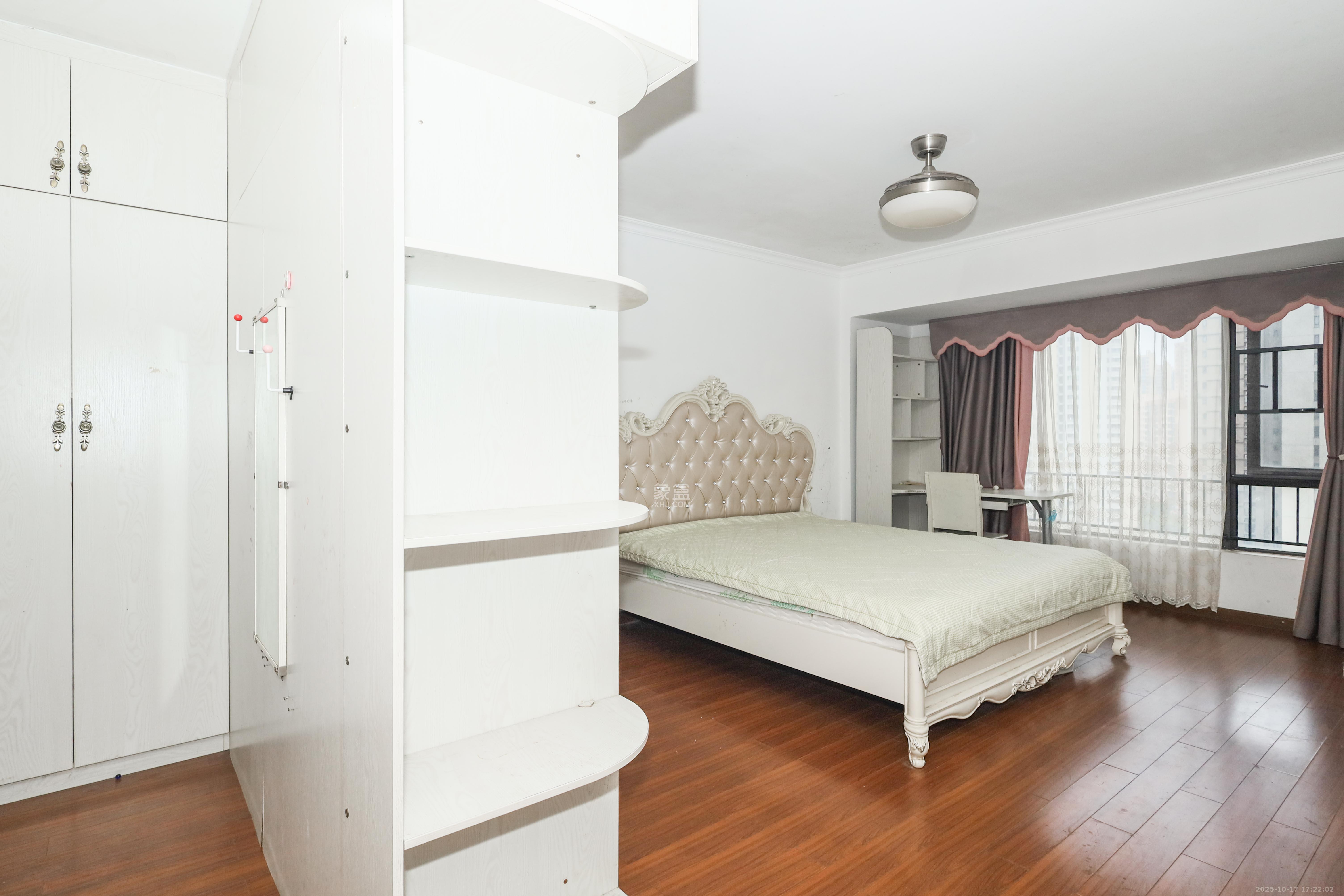 万科城市花园  3室2厅2卫    92.8万卧室