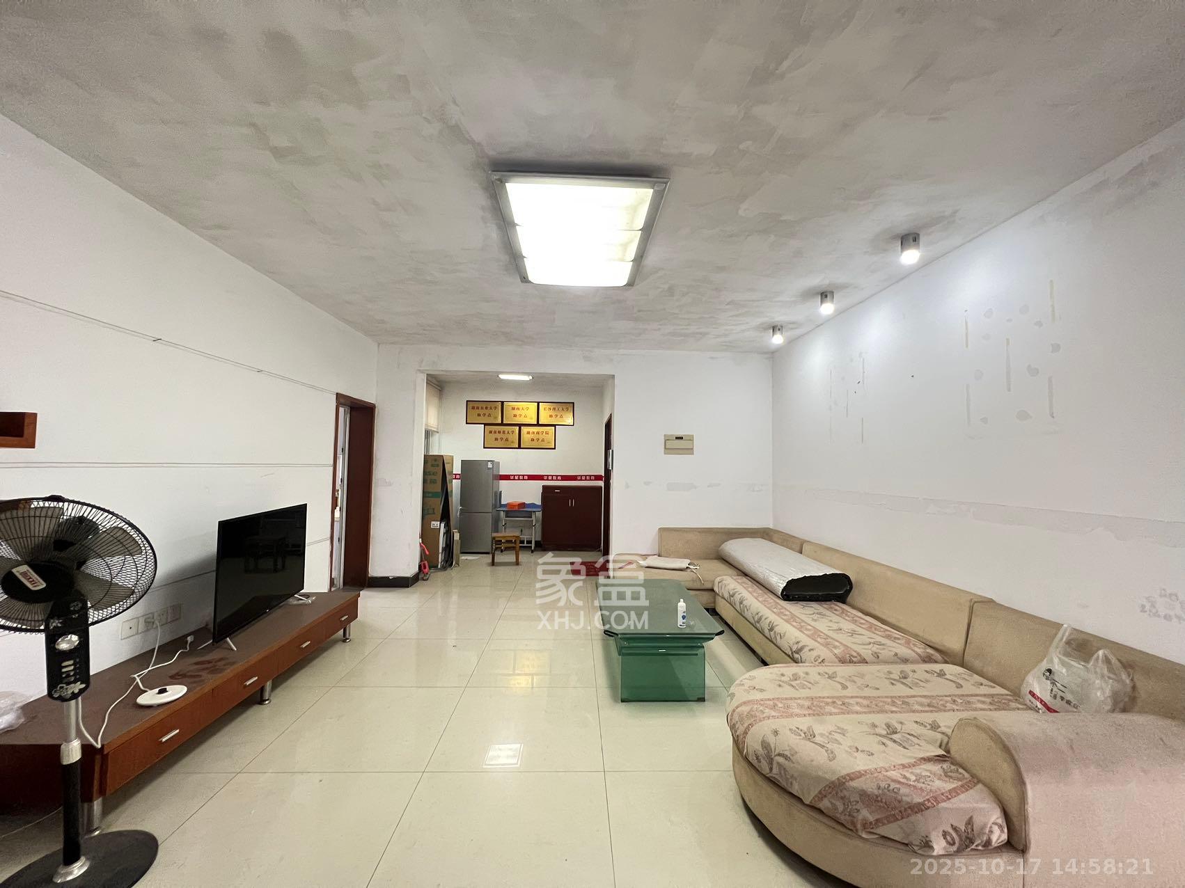 嘉逸名庭  3室2厅2卫    2600.0元/月 嘉逸名庭  3室2厅2卫    2600.0元/月室内图