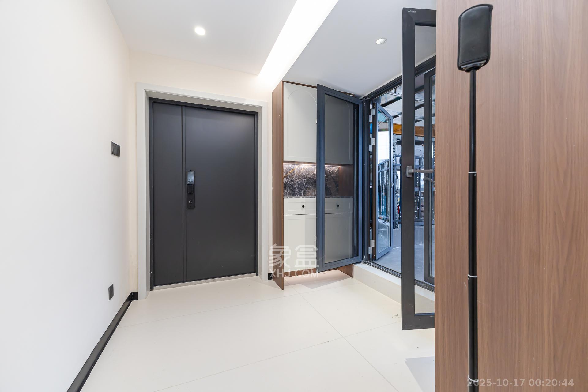 润和又一城  3室2厅2卫    126.8万客厅