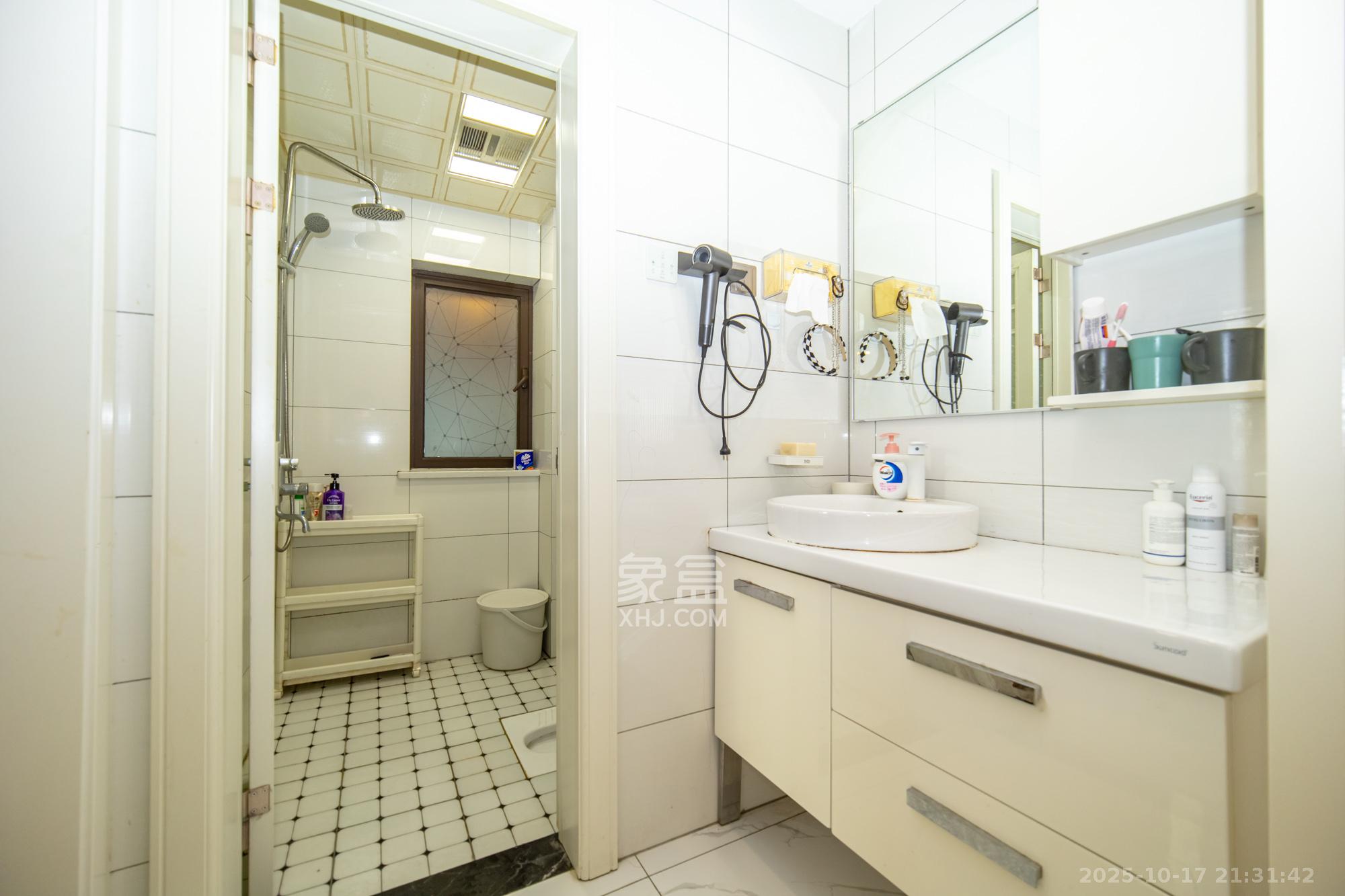 华润置地广场二期  3室2厅1卫    86.0万 华润置地广场二期  3室2厅1卫    86.0万卫生间