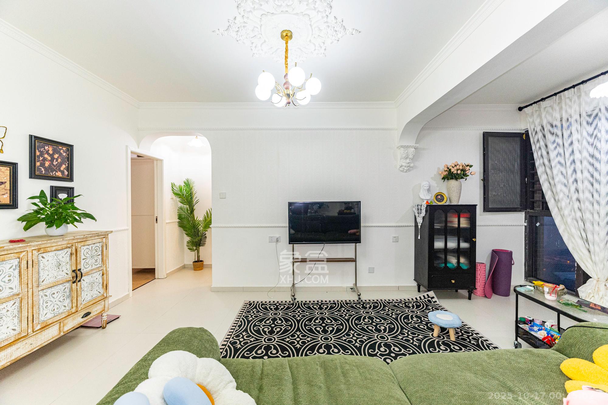 康桥长郡  4室2厅2卫    85.8万客厅