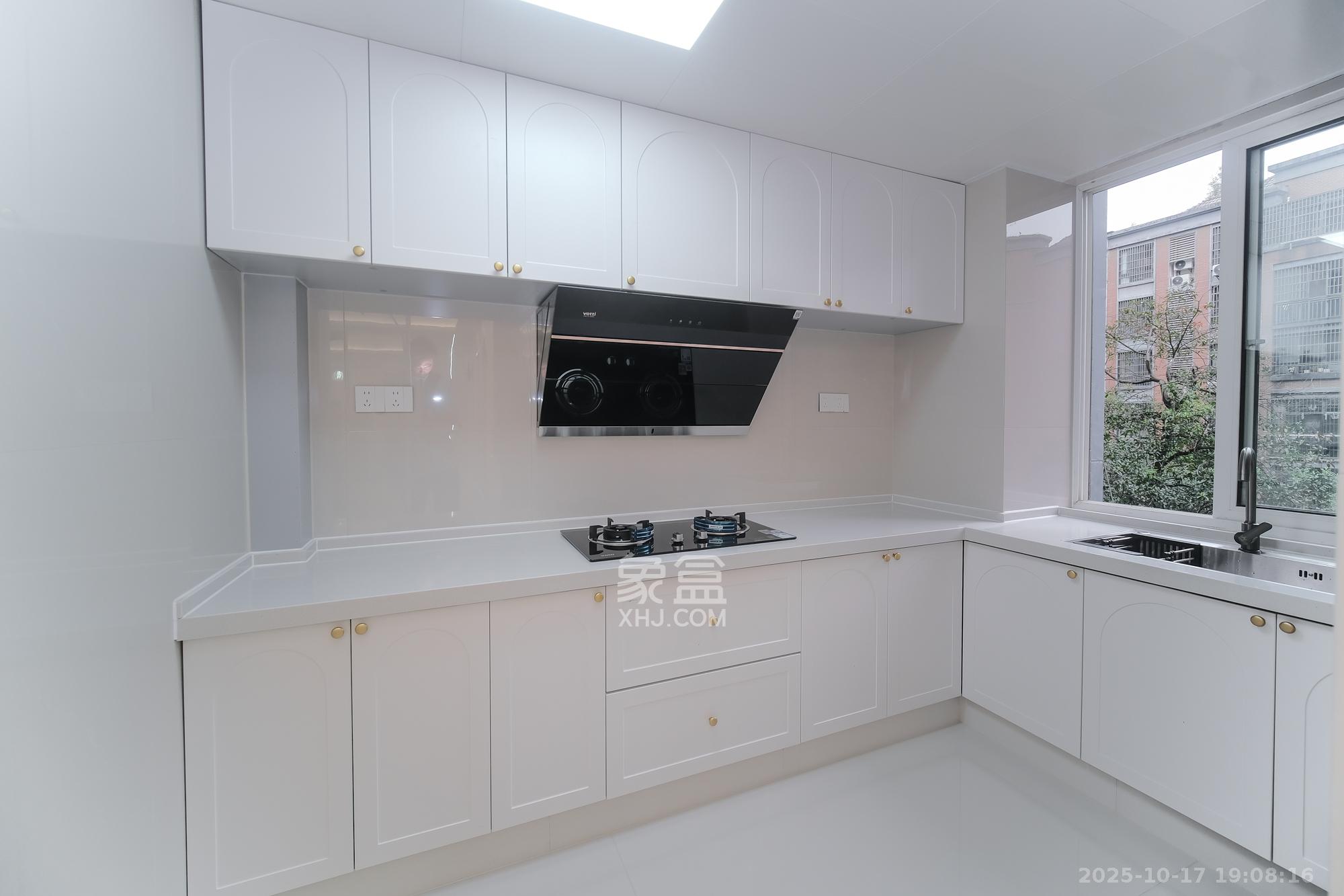 山水湾  4室2厅2卫    72.0万厨房