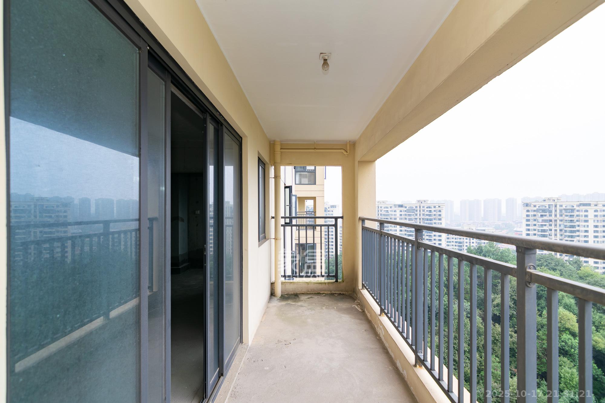 中粮鸿云  5室2厅2卫    89.0万阳台