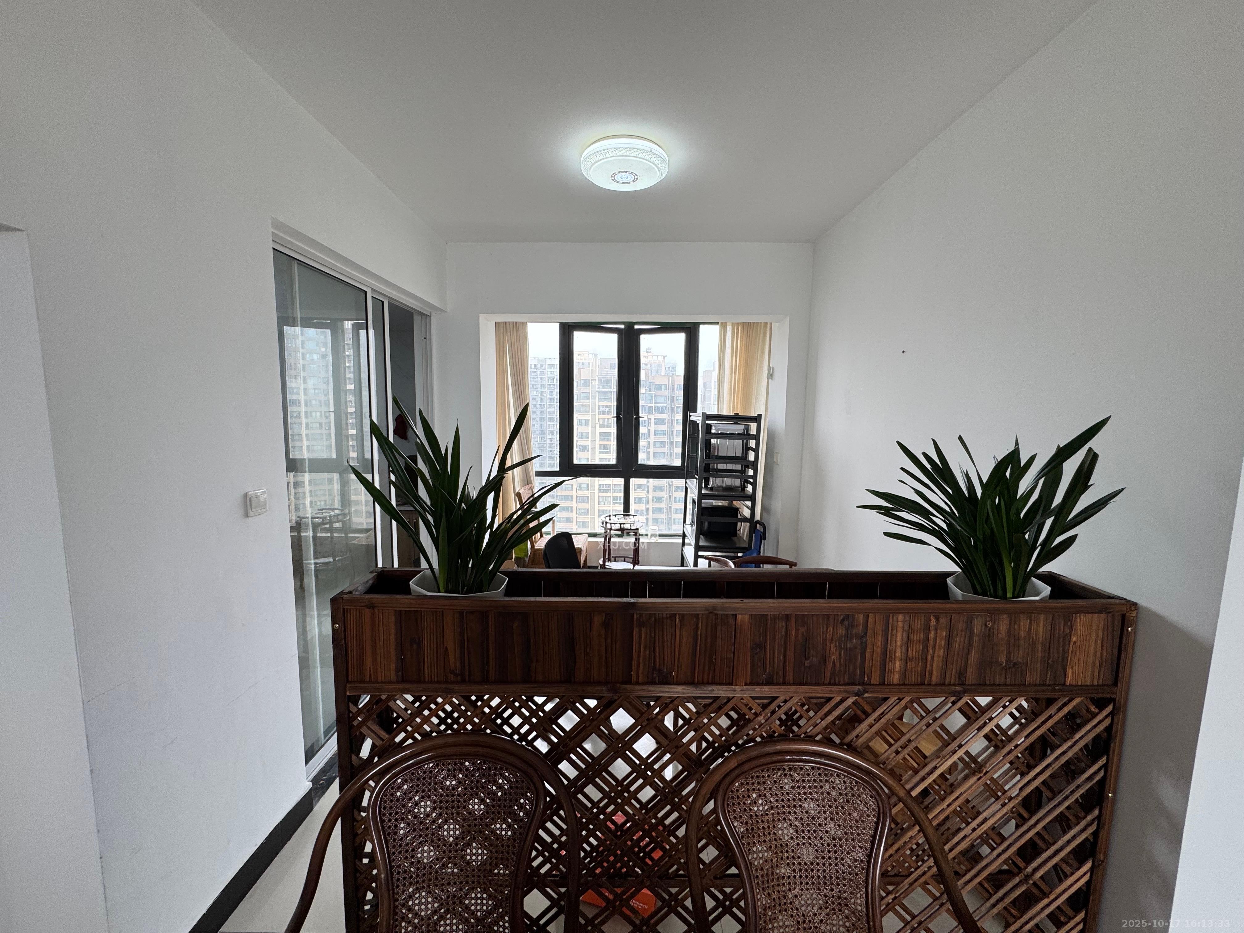 藏珑湖上国际花园  4室2厅2卫    5500.0元/月 藏珑湖上国际花园  4室2厅2卫    5500.0元/月室内图