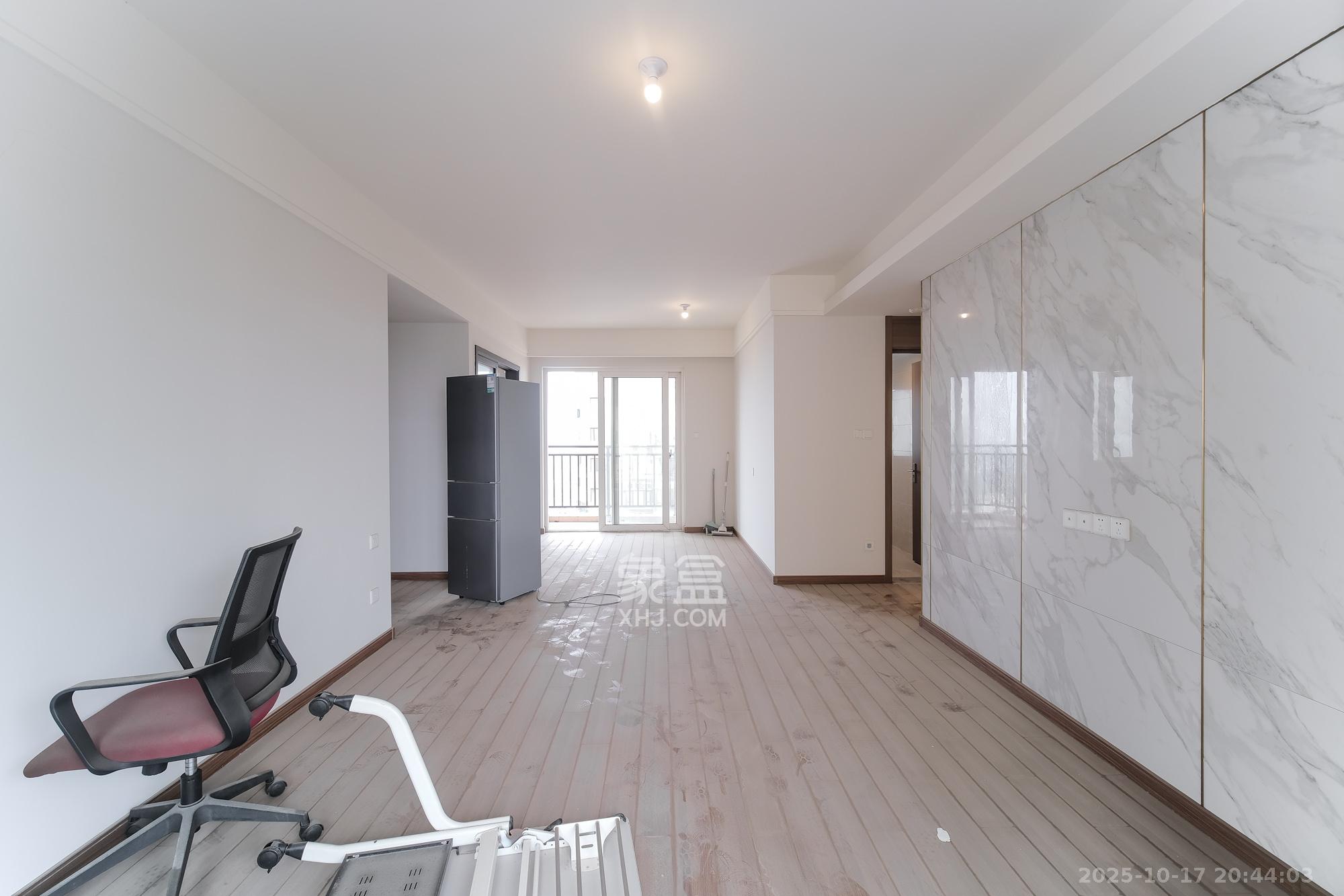 保利香槟国际  4室2厅2卫    95.0万客厅