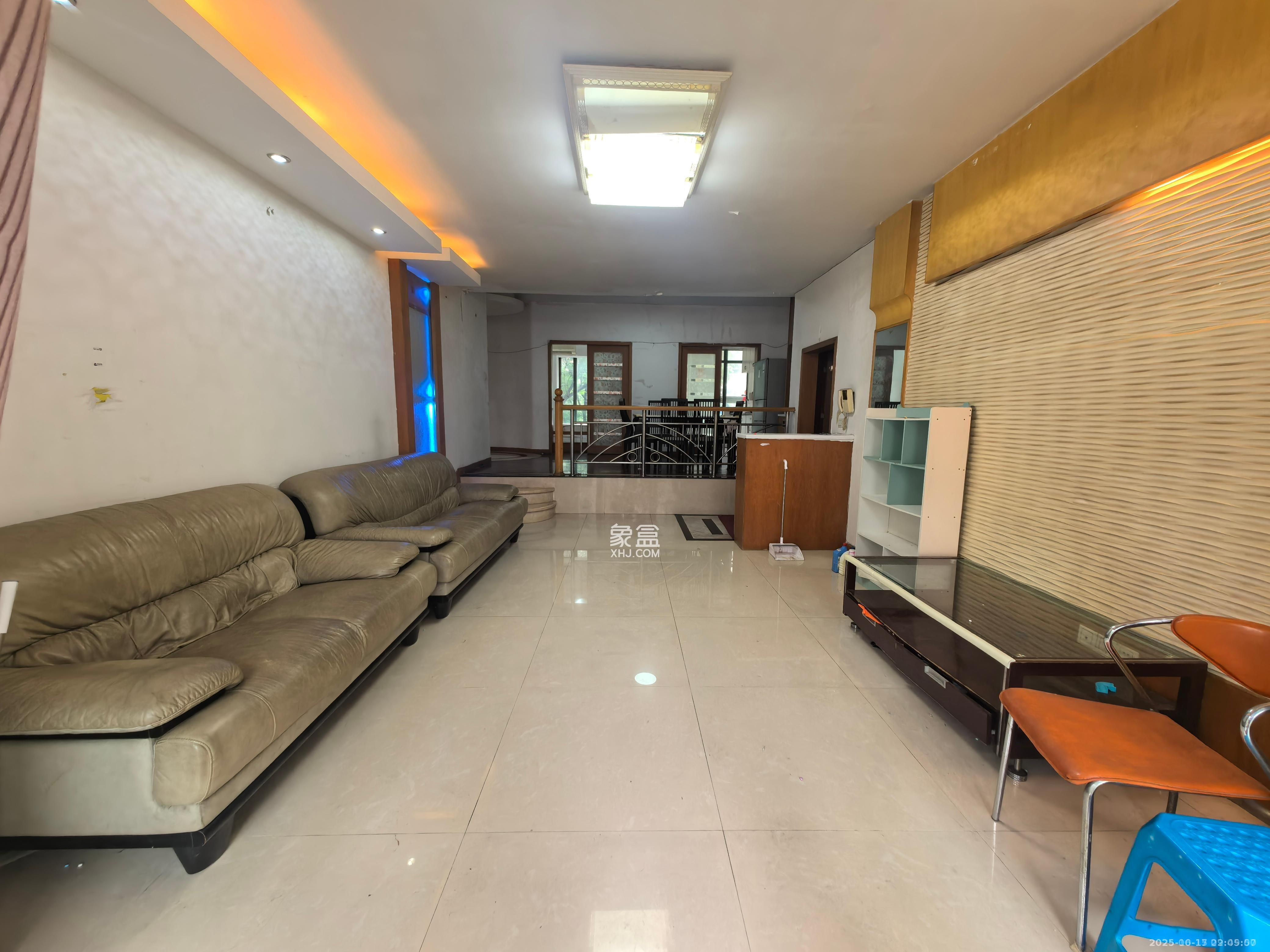 亚华香舍花都  3室2厅2卫    2500.0元/月室内图