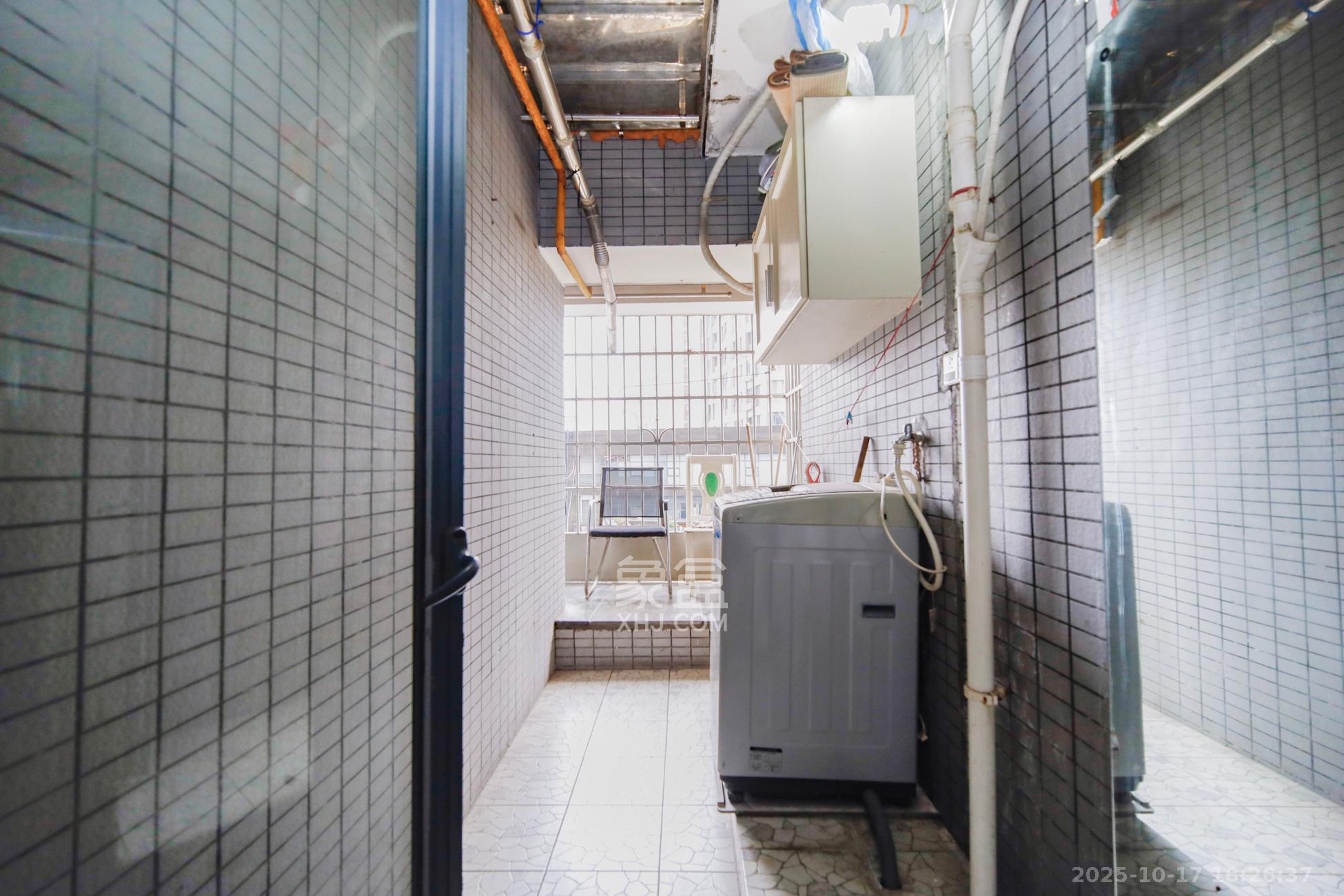 亚商国际  2室2厅1卫    42.8万阳台