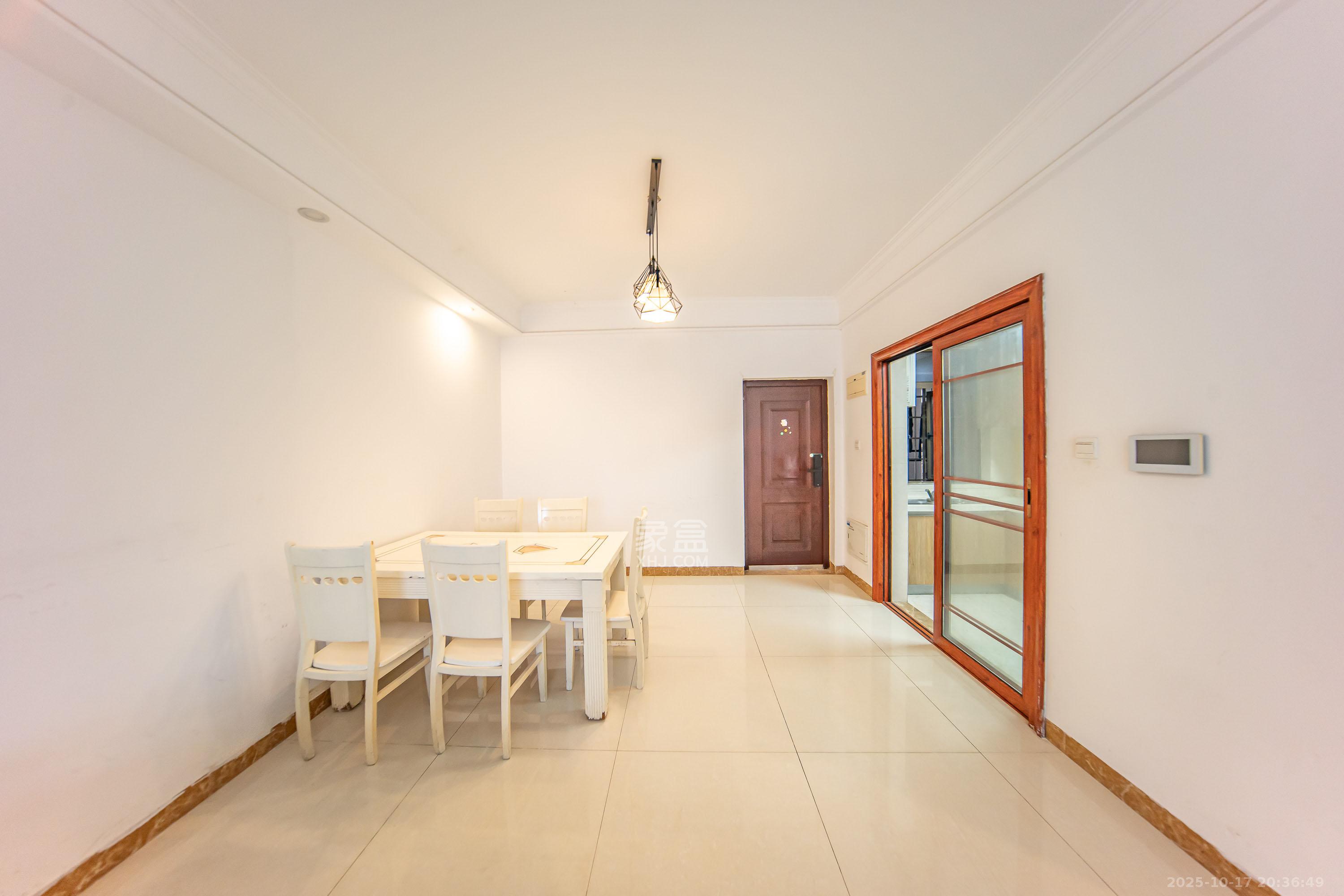 江山帝景哈佛  3室2厅1卫    90.0万客厅