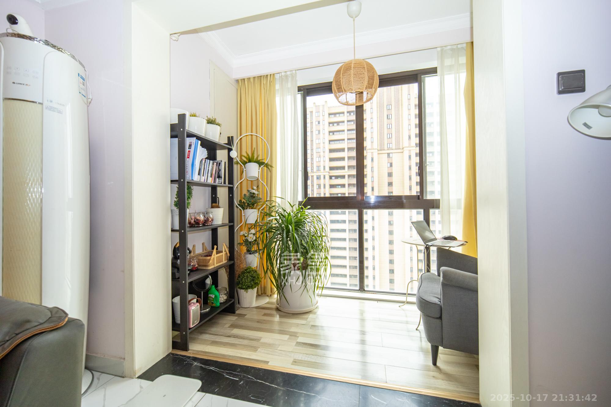 华润置地广场二期  3室2厅1卫    86.0万阳台