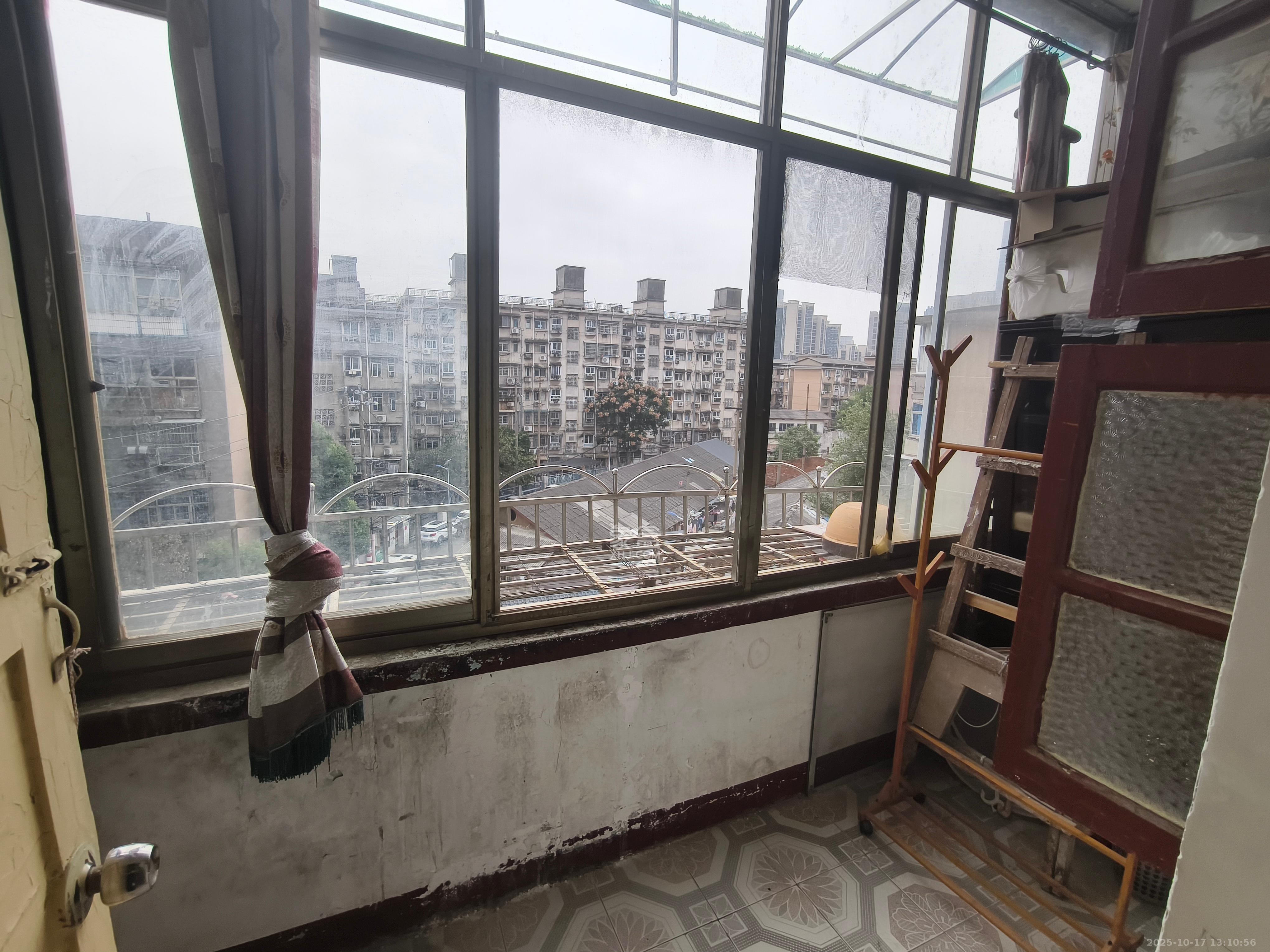 东瓜山二村  1室1厅1卫    1200.0元/月 东瓜山二村  1室1厅1卫    1200.0元/月室内图