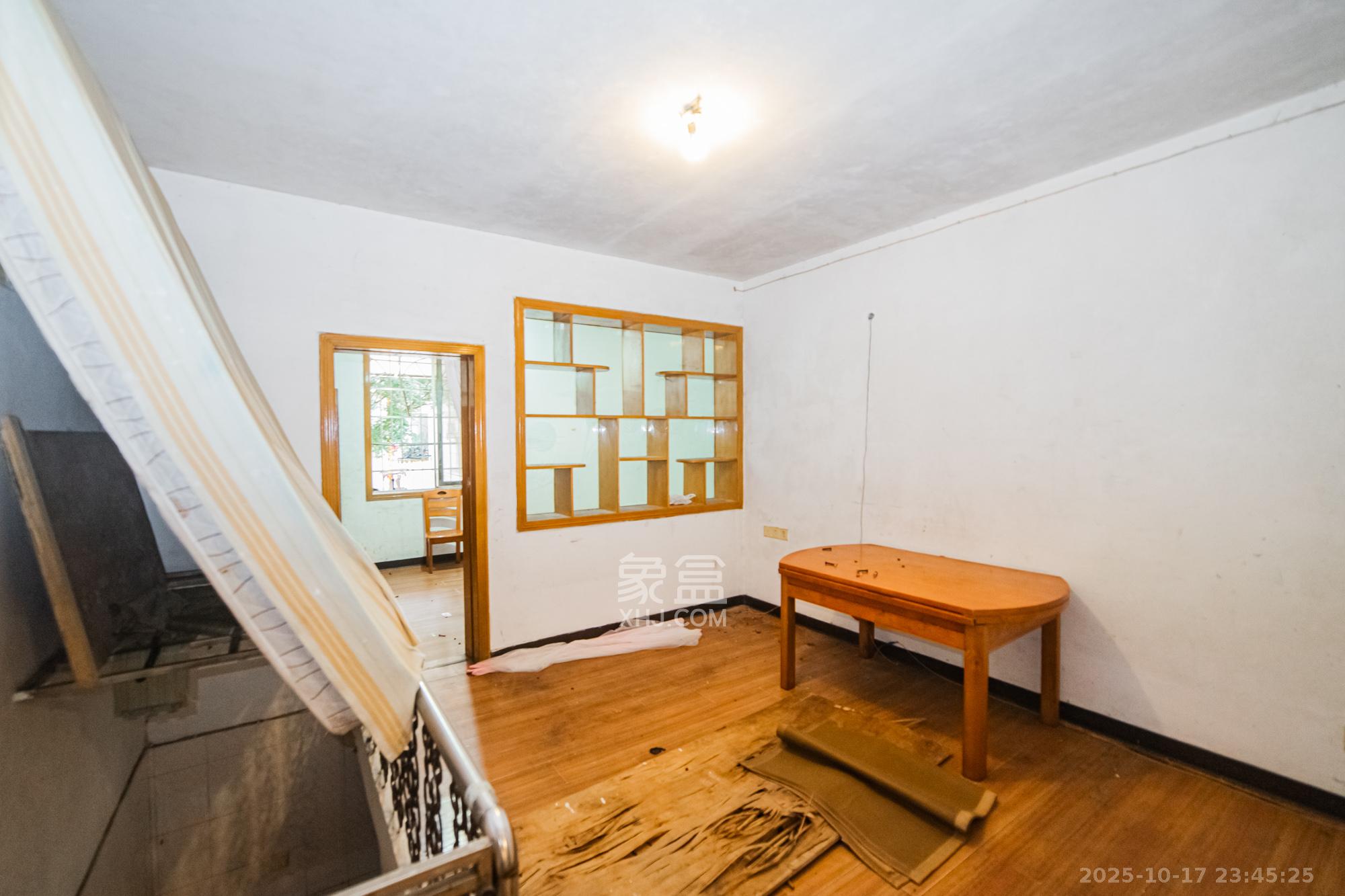 交通设计院（伍家岭）  2室1厅1卫    40.0万客厅