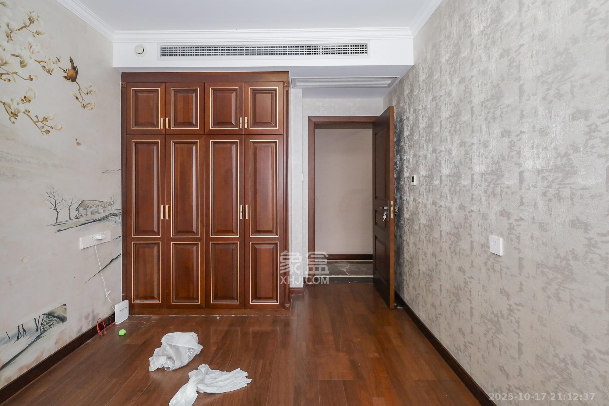 芙蓉别墅山庄（嘉湘华庭）  4室2厅2卫    208.0万卧室