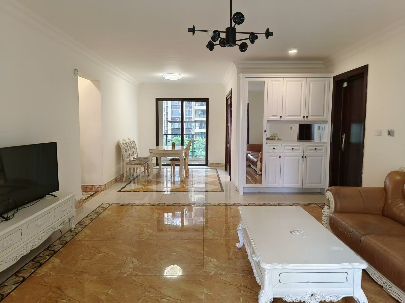 华耀碧桂园十里江湾誉峯  4室2厅2卫    2000.0元/月室内图