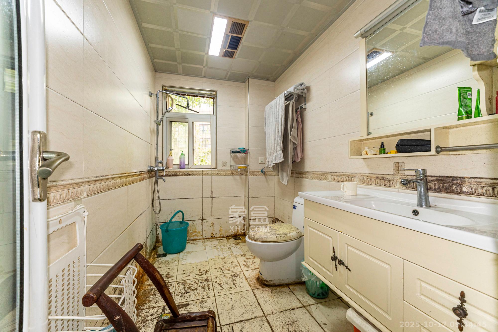 筑梦佳园 4室2厅2卫 99.8万 筑梦佳园 4室2厅2卫 99.8万卫生间