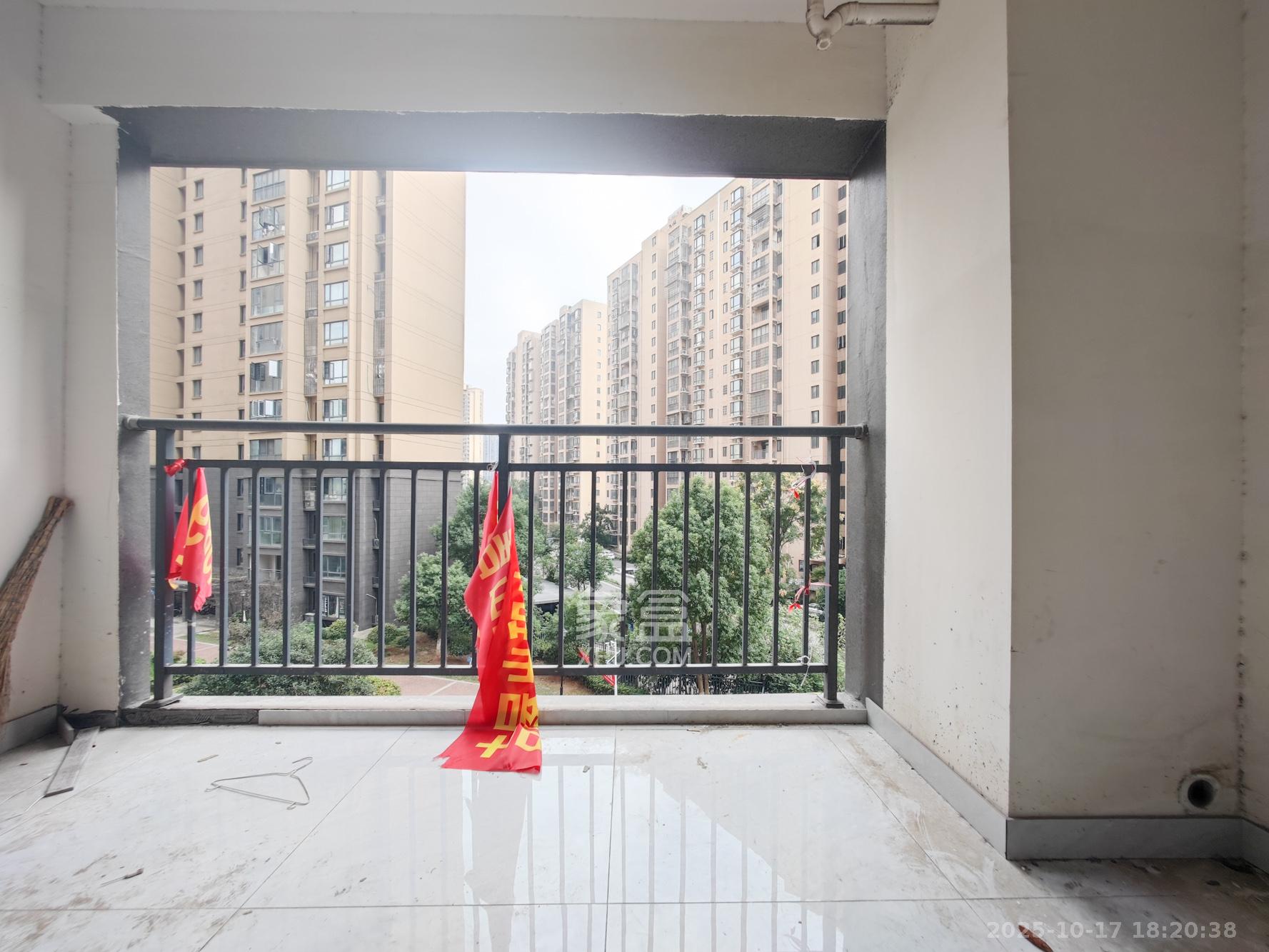 西湖鸿运佳苑 3室2厅2卫 68.0万 西湖鸿运佳苑 3室2厅2卫 68.0万阳台