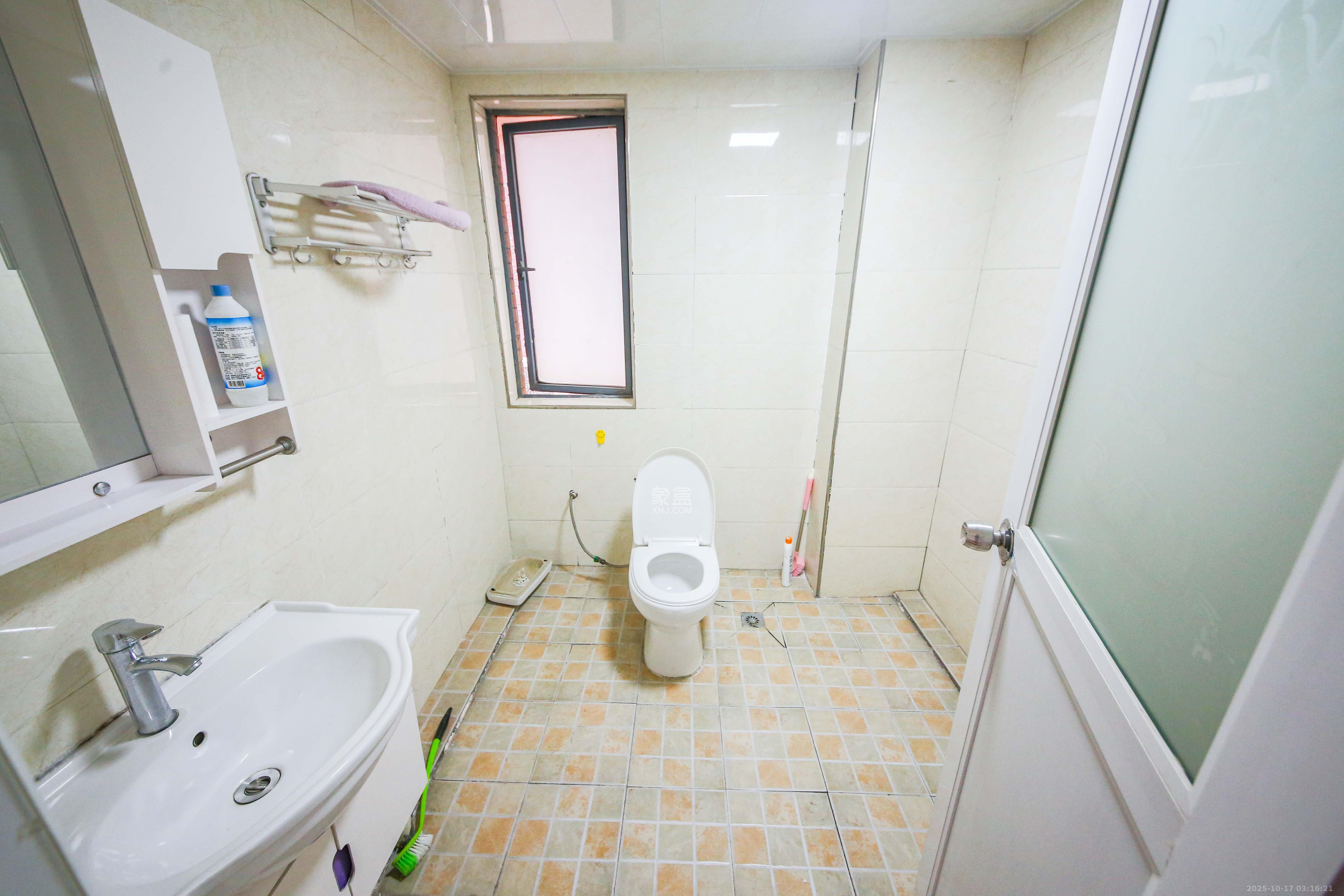 奥林匹克花园  3室2厅1卫    93.0万卫生间