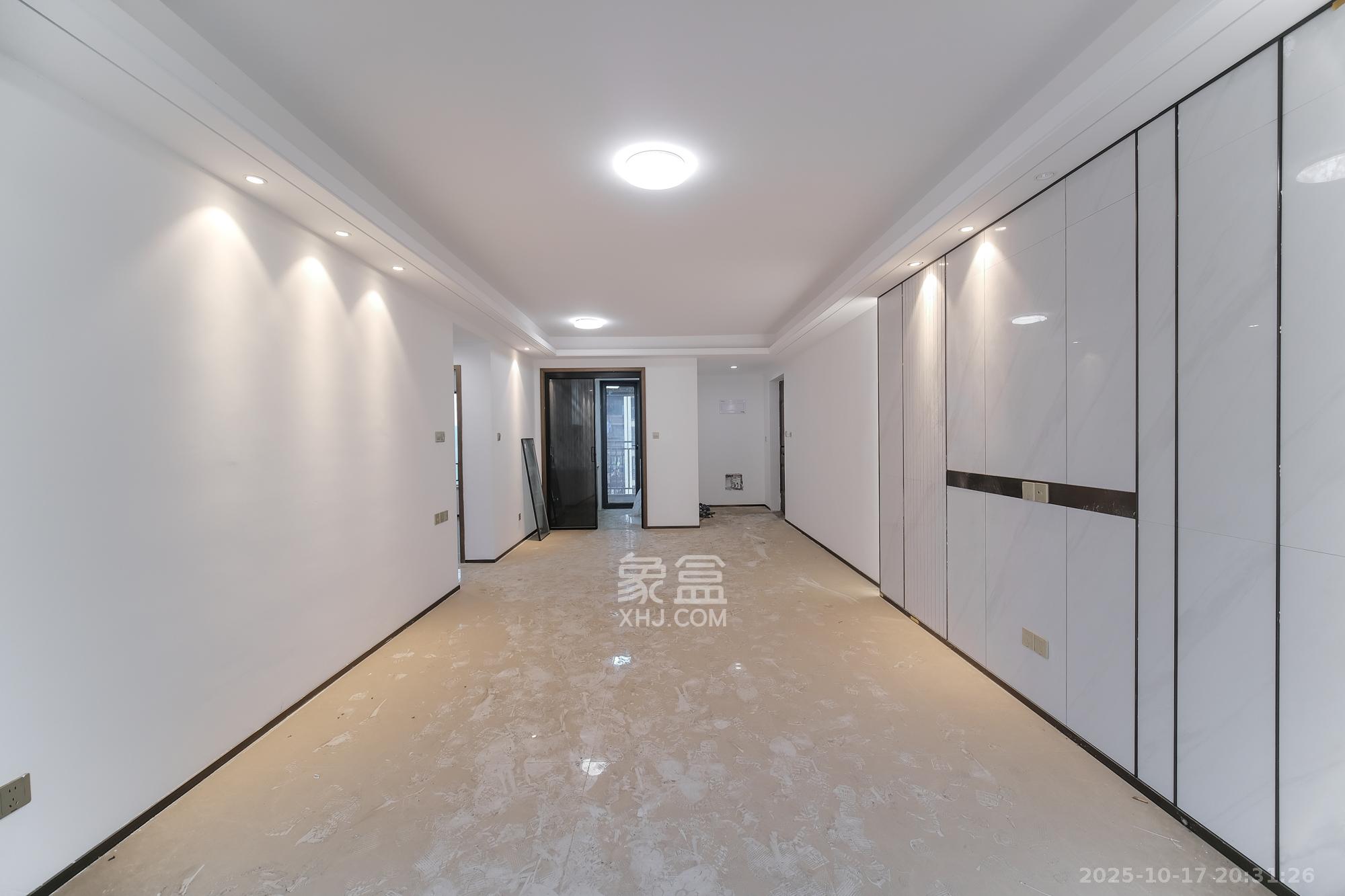 荣盛城  4室2厅2卫    88.8万 荣盛城  4室2厅2卫    88.8万客厅