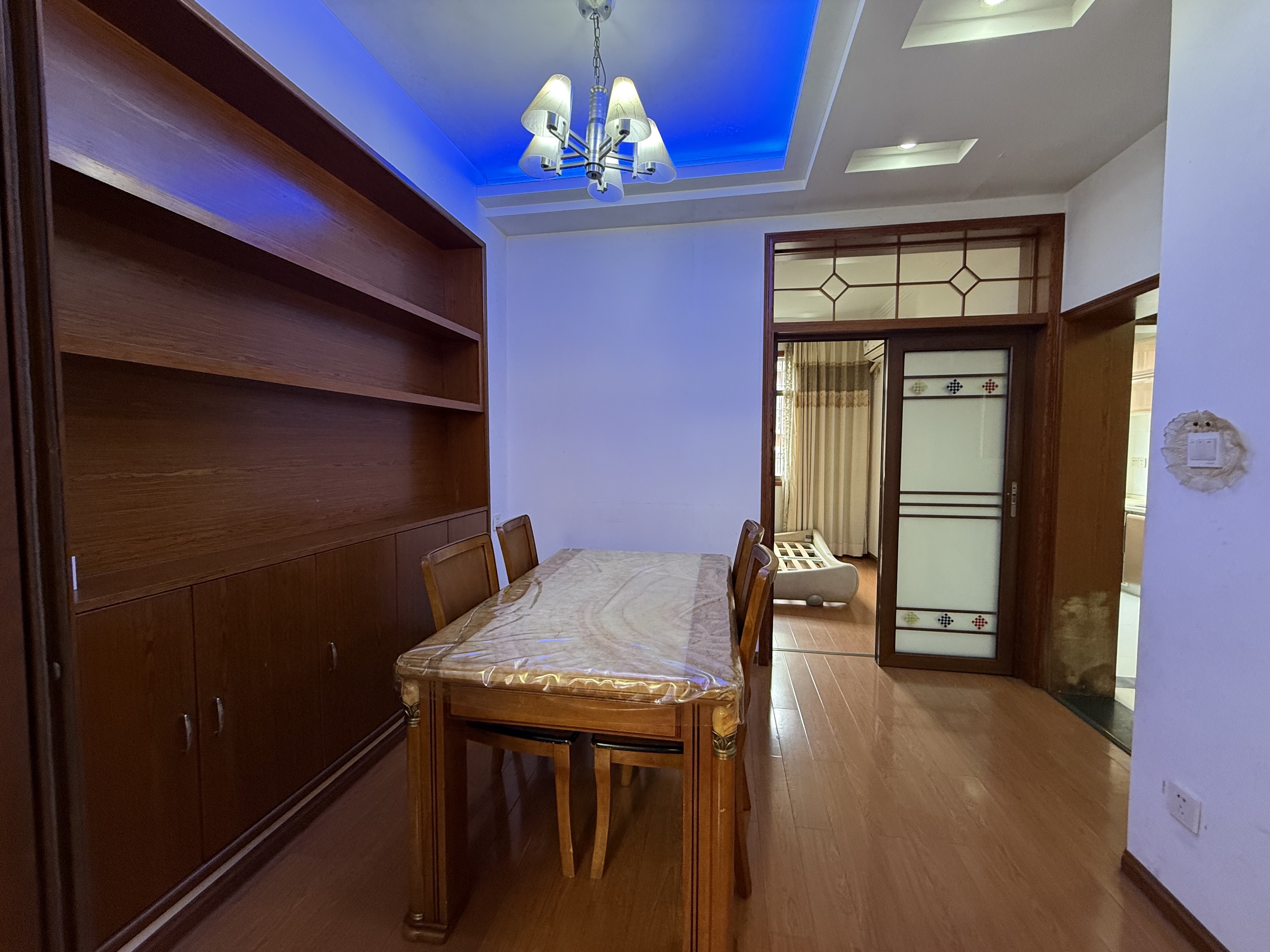 龙凤花园 4室2厅2卫 49.8万 龙凤花园 4室2厅2卫 49.8万客厅