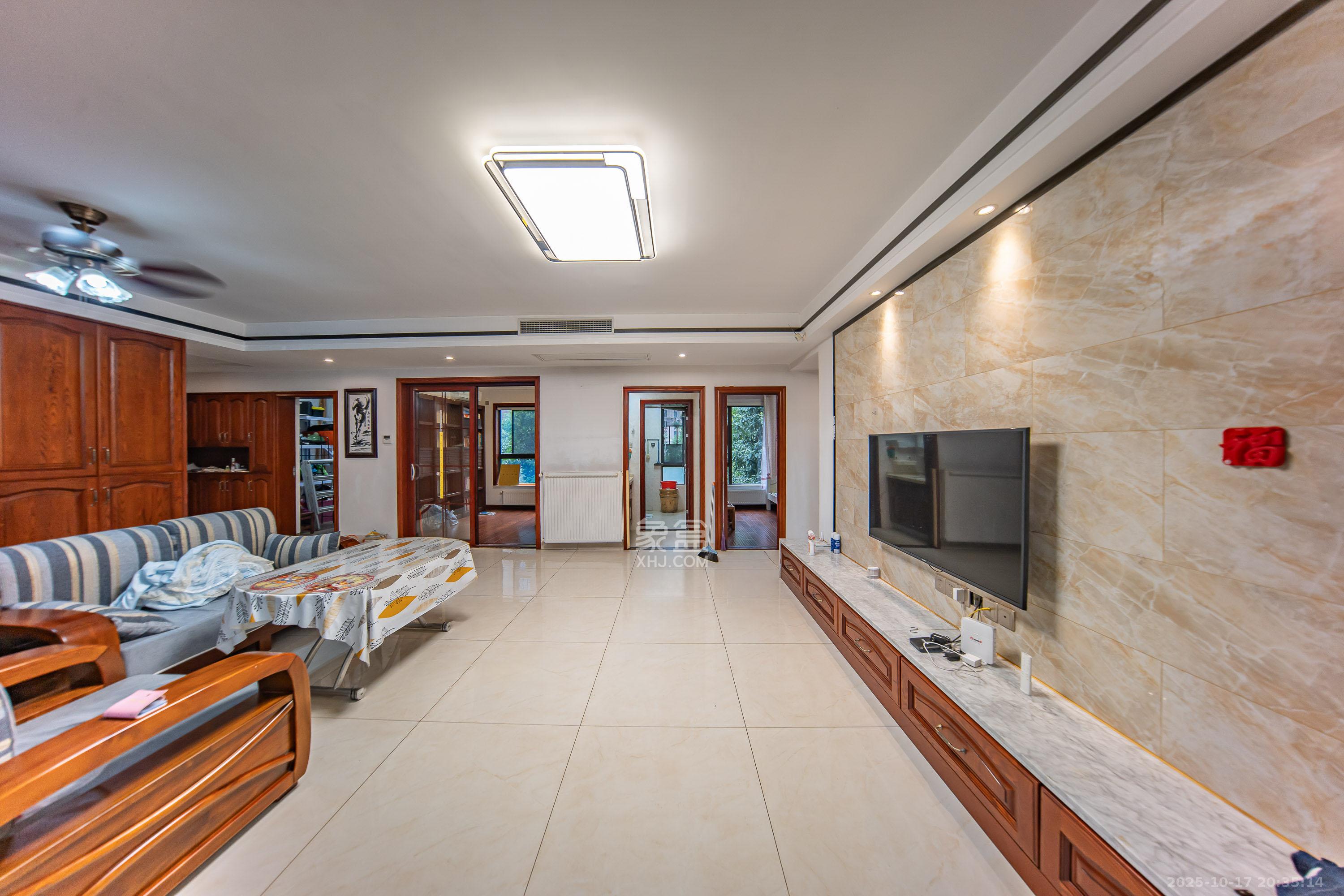 华润橡树湾 4室2厅2卫 115.0万 华润橡树湾 4室2厅2卫 115.0万客厅