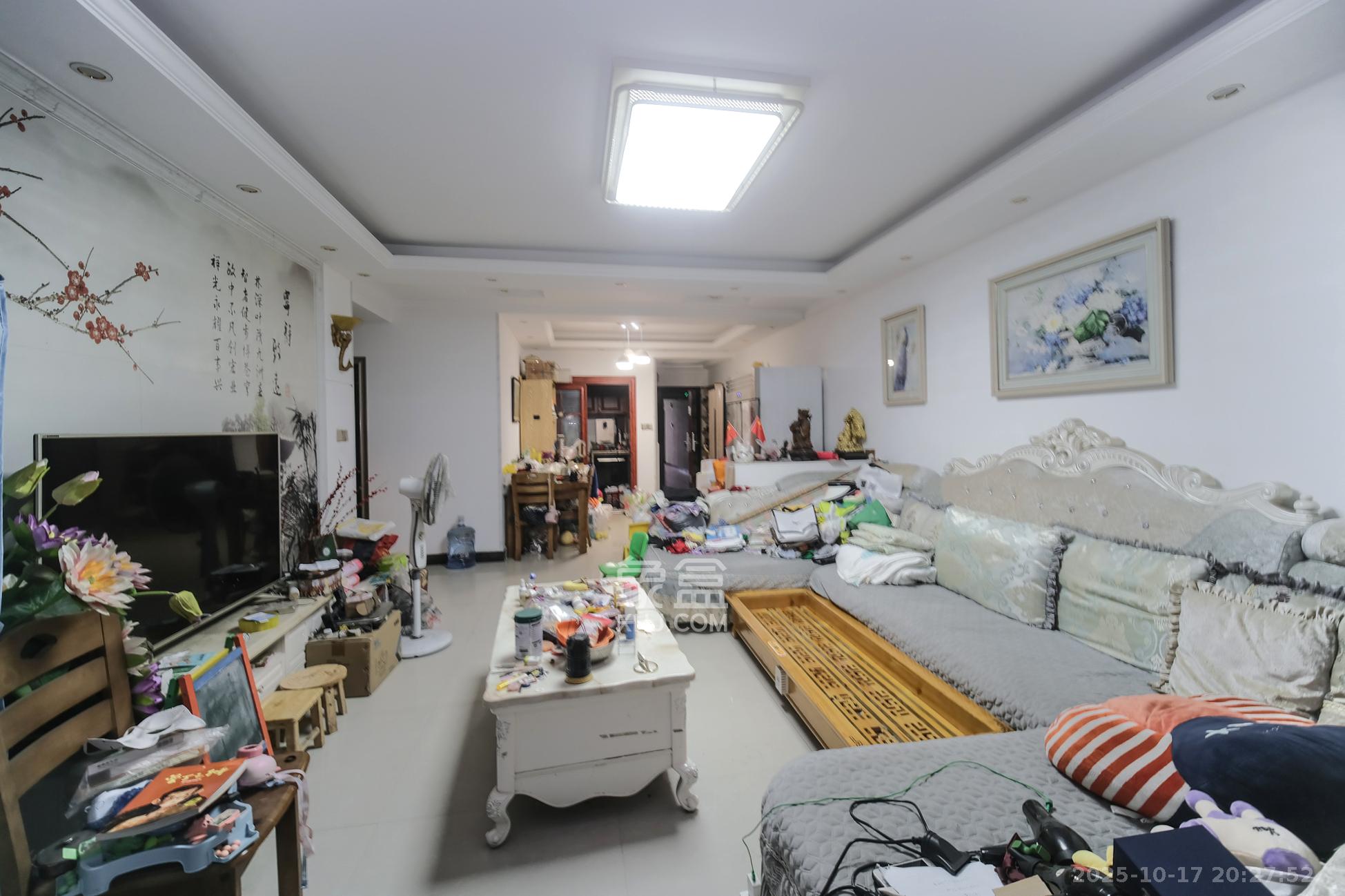 好望谷  3室2厅2卫    68.0万客厅
