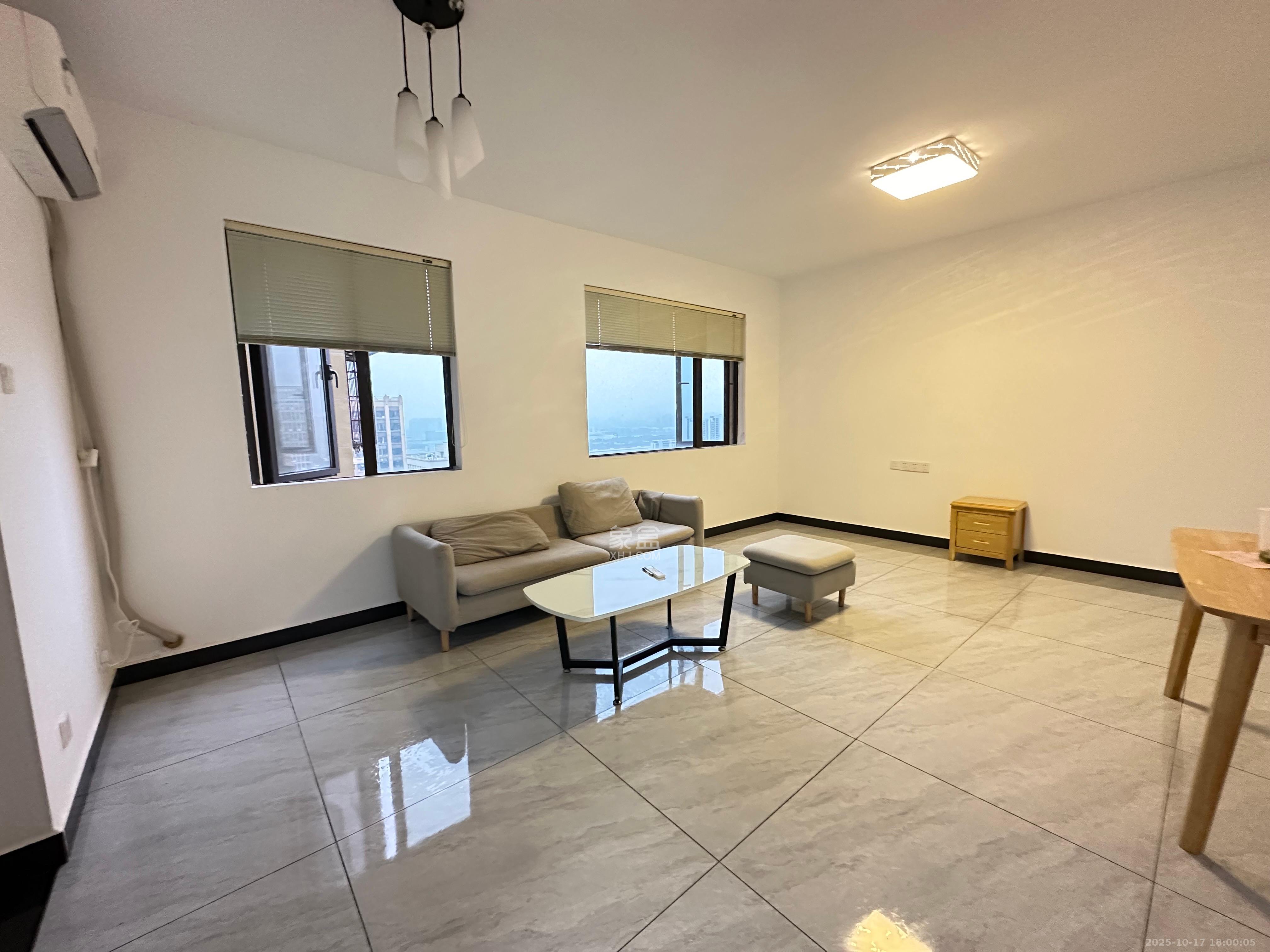 华润置地广场一期  3室2厅1卫    1600.0元/月 华润置地广场一期  3室2厅1卫    1600.0元/月