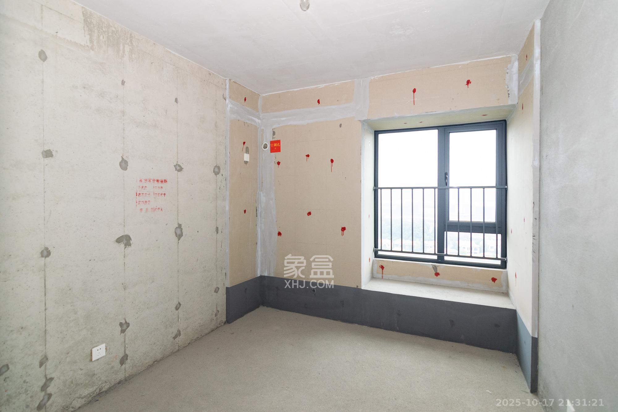 中粮鸿云  5室2厅2卫    89.0万卧室