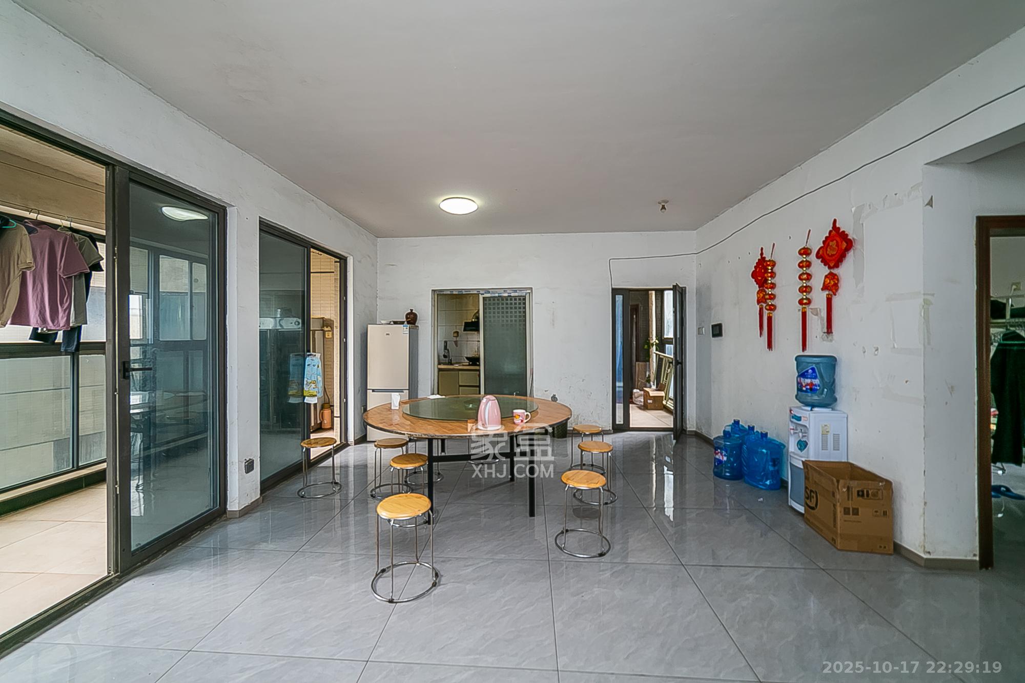 通用时代国际社区  1室2厅2卫    165.0万客厅