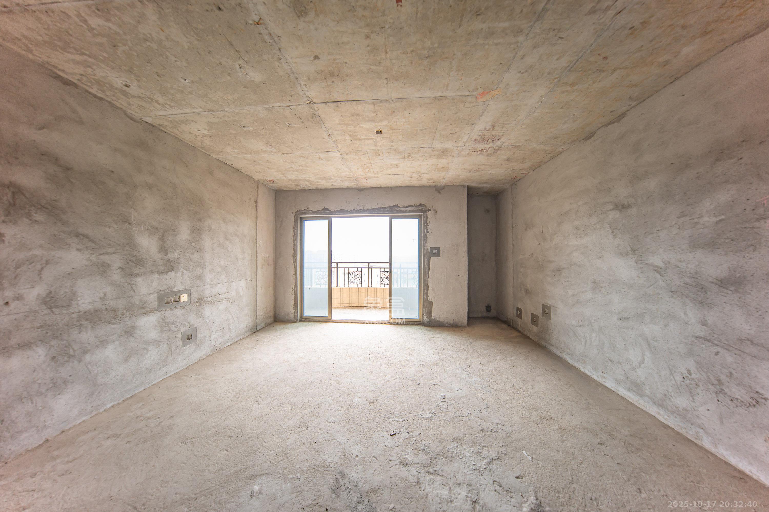 江山帝景哈佛  4室2厅1卫   138.00万 江山帝景哈佛  4室2厅1卫   138.00万客厅