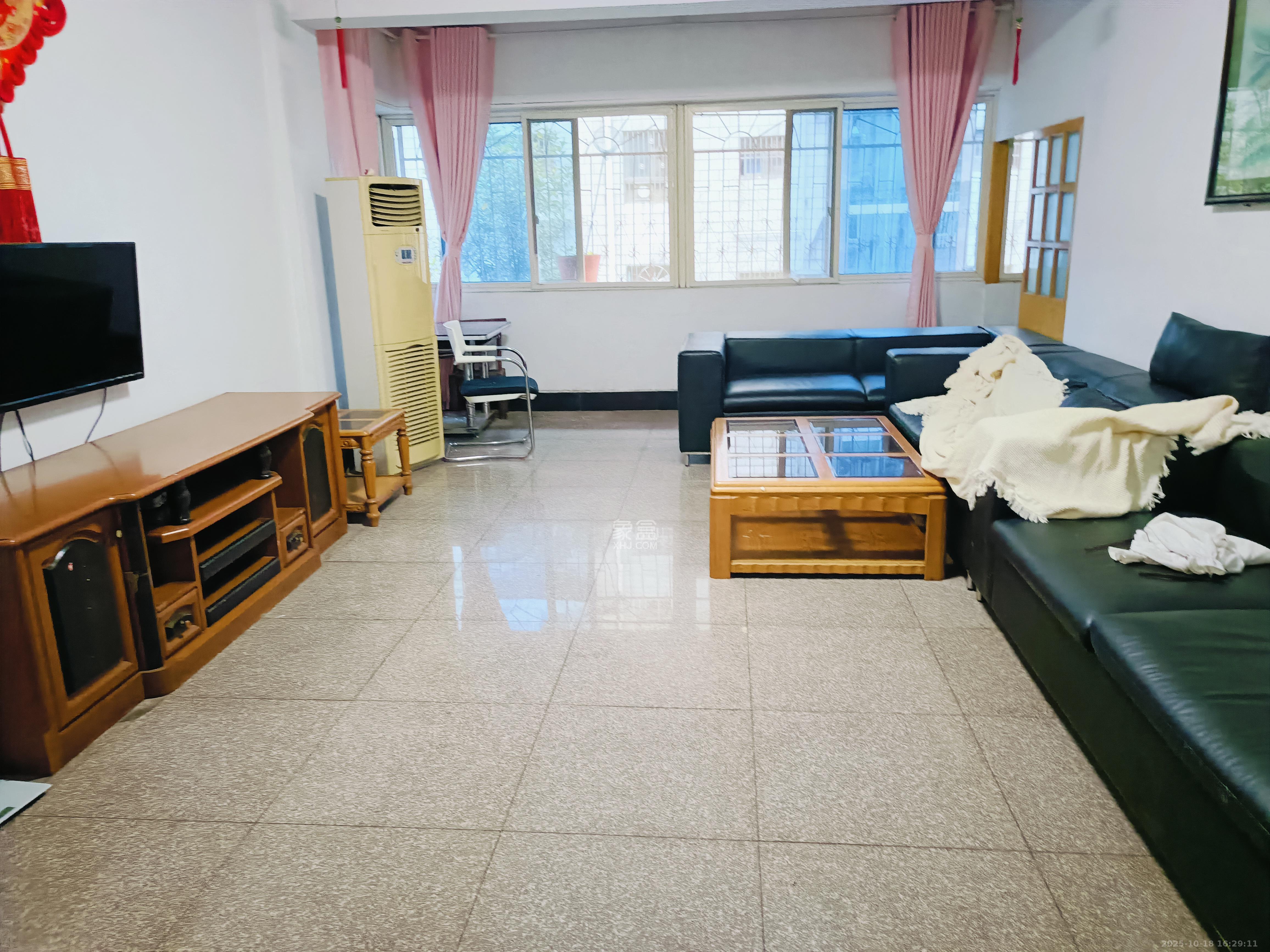 东风二村社区房  3室2厅1卫    2000.0元/月 东风二村社区房  3室2厅1卫    2000.0元/月室内图