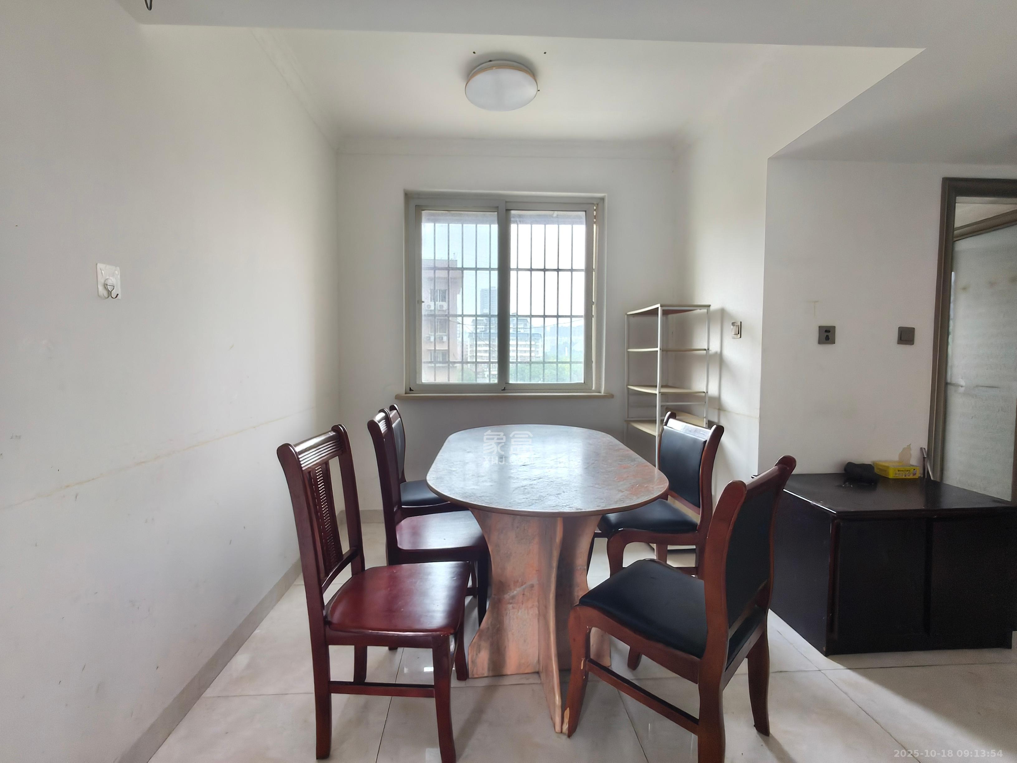 香槟小镇(香槟花苑) 3室2厅1卫 1600.0元/月 香槟小镇(香槟花苑) 3室2厅1卫 1600.0元/月室内图