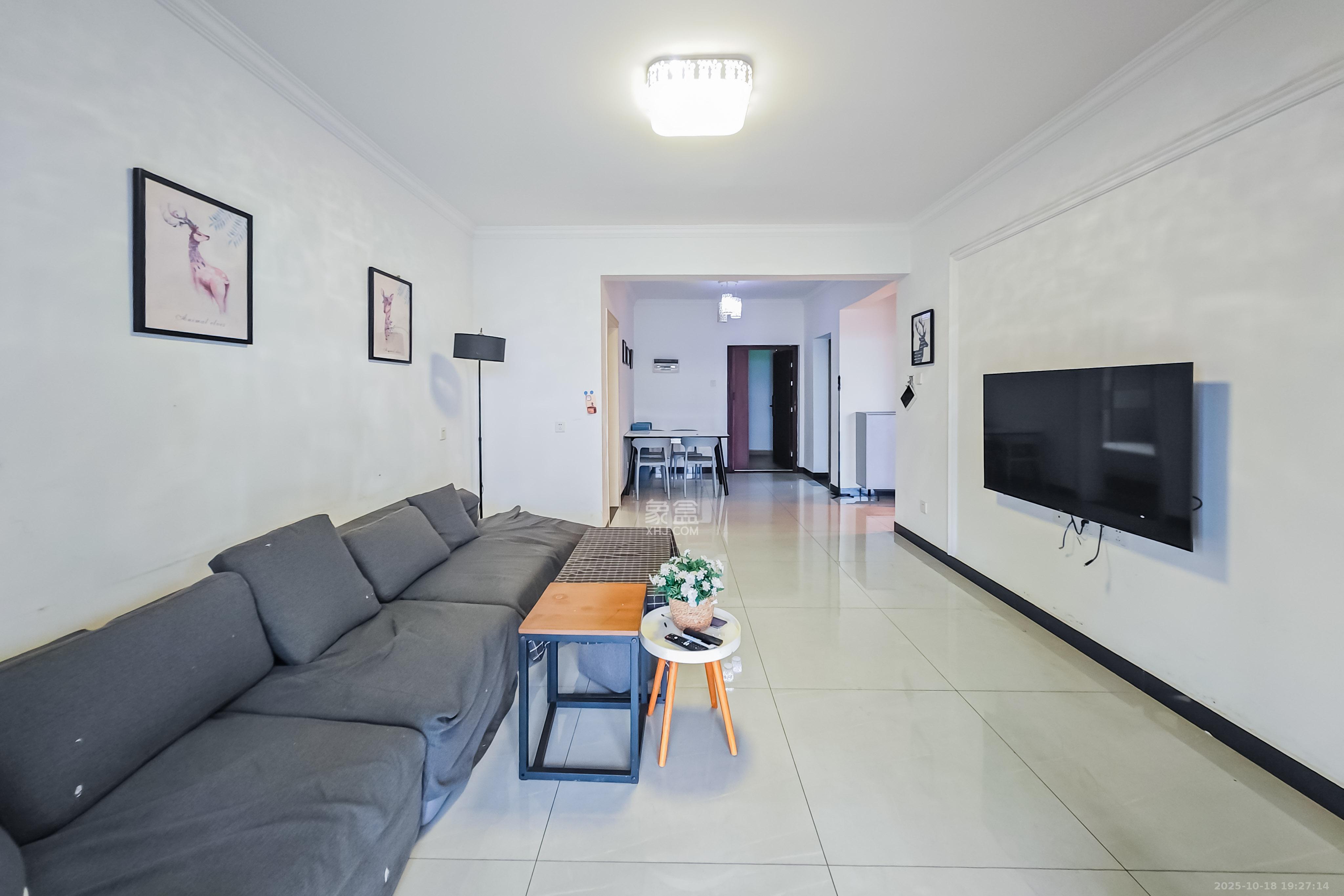 半山壹号 2室2厅2卫 90.0万 半山壹号 2室2厅2卫 90.0万客厅