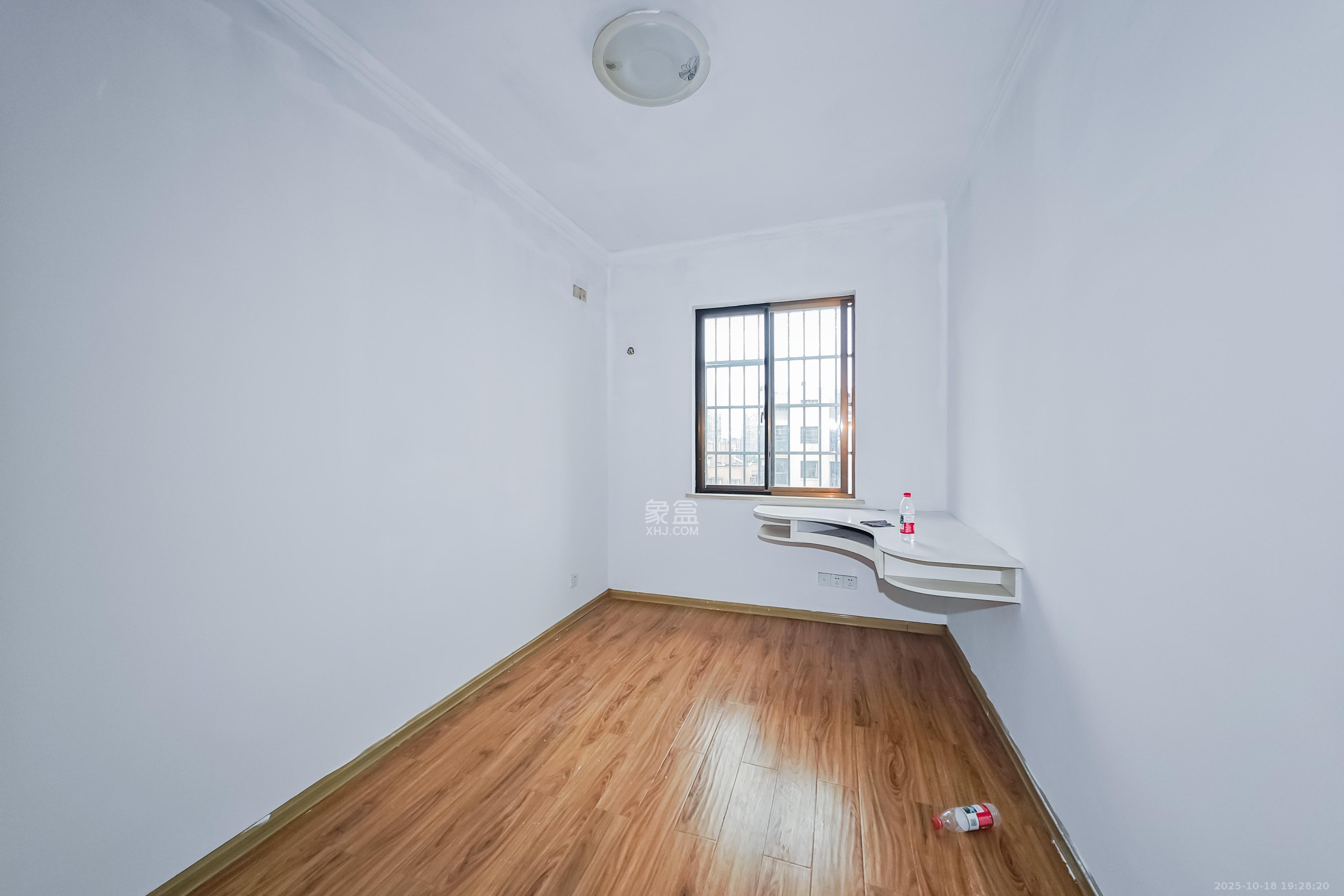 湘核佳苑  4室2厅2卫    88.0万 湘核佳苑  4室2厅2卫    88.0万卧室