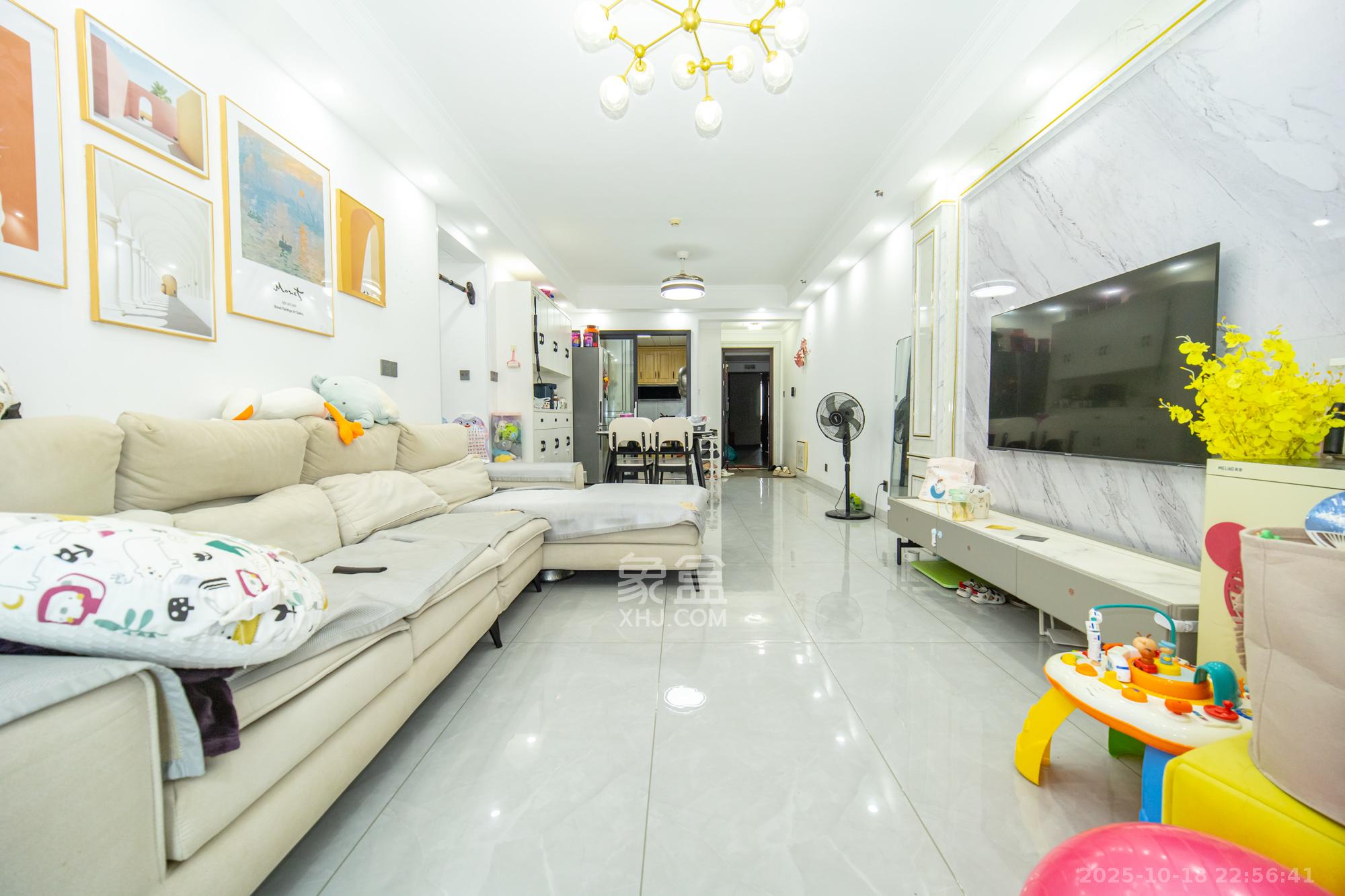 金科时代中心  3室1厅1卫    75.0万 金科时代中心  3室1厅1卫    75.0万客厅