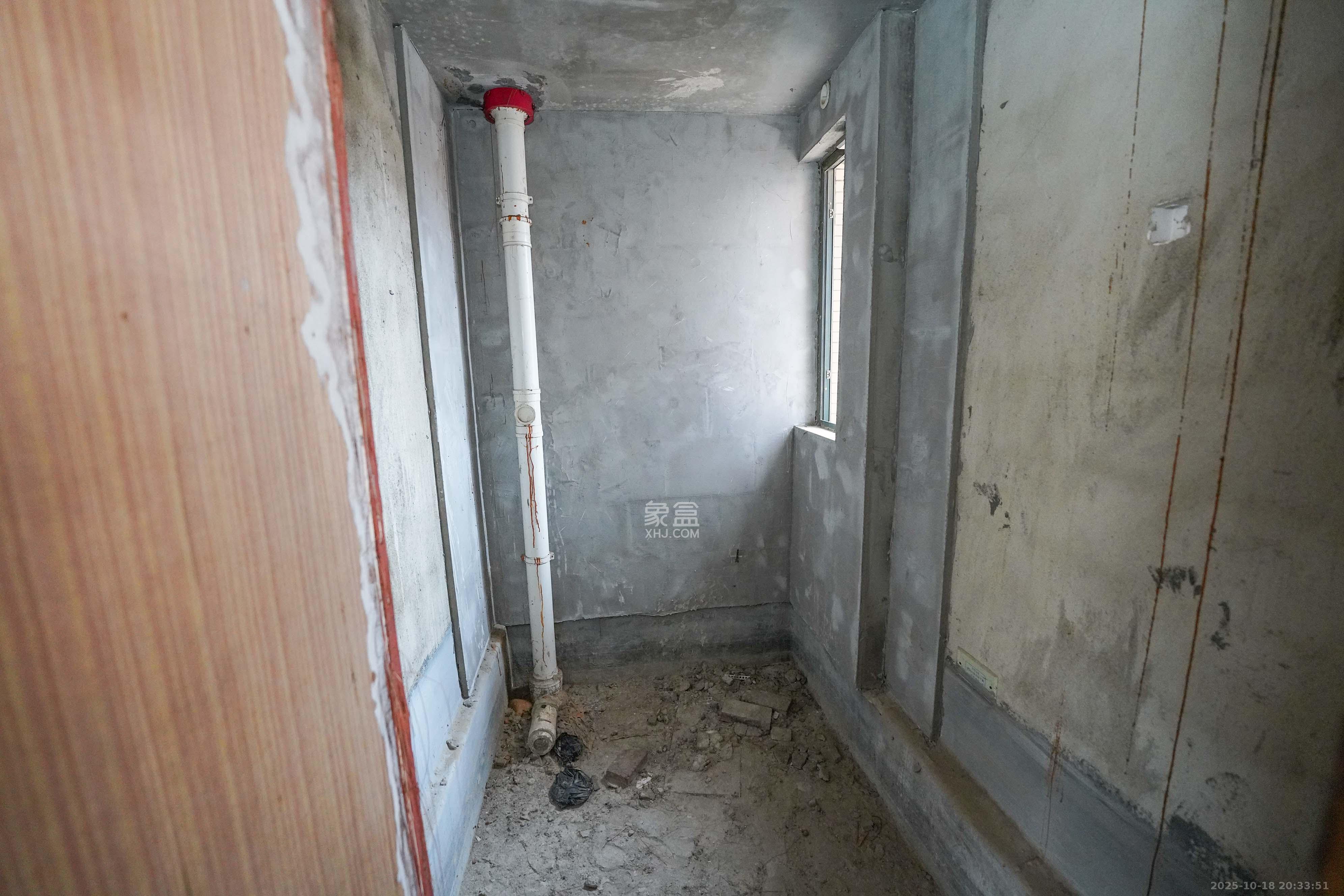 丽发新城  5室3厅3卫    106.8万卫生间