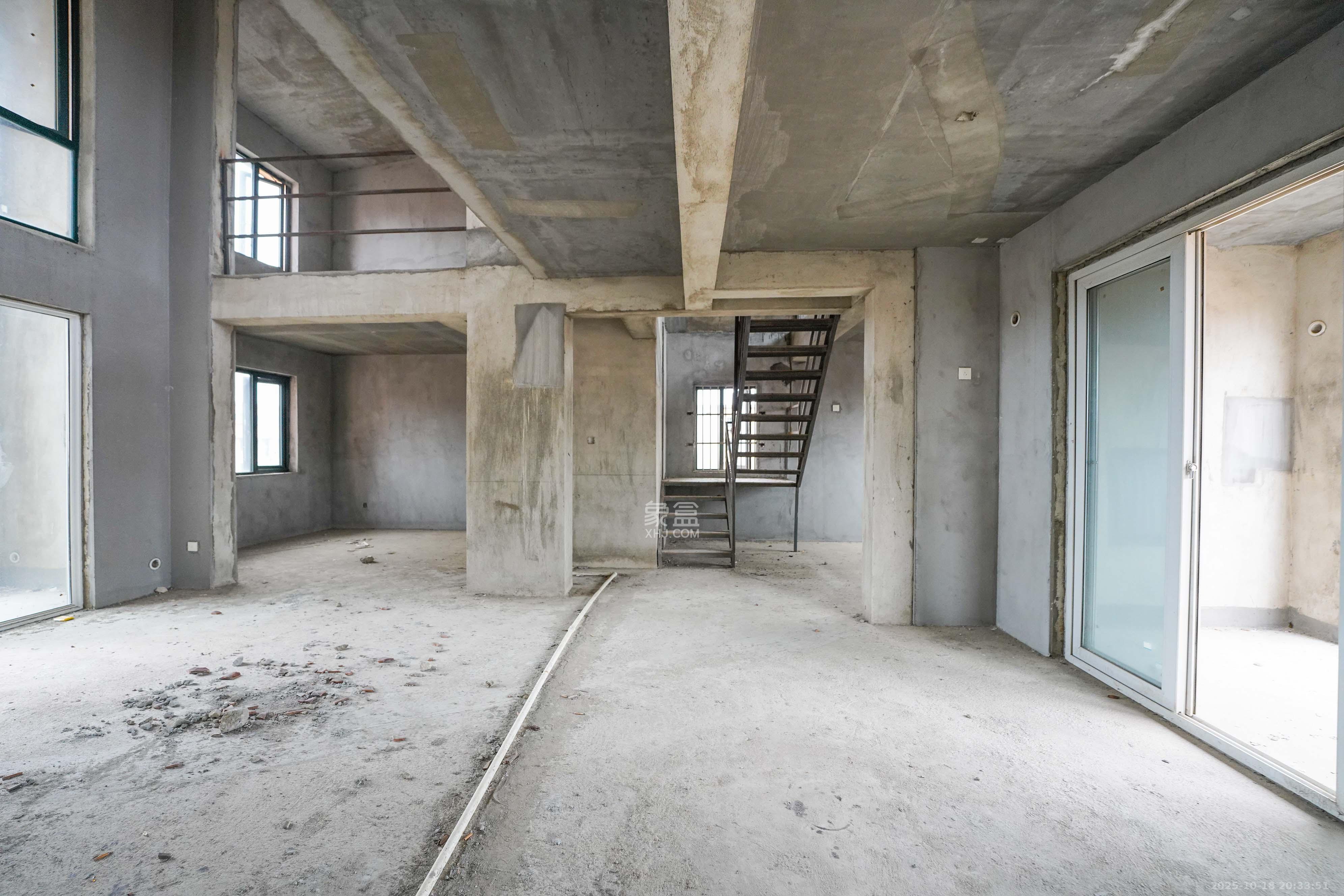 丽发新城  5室3厅3卫    106.8万客厅