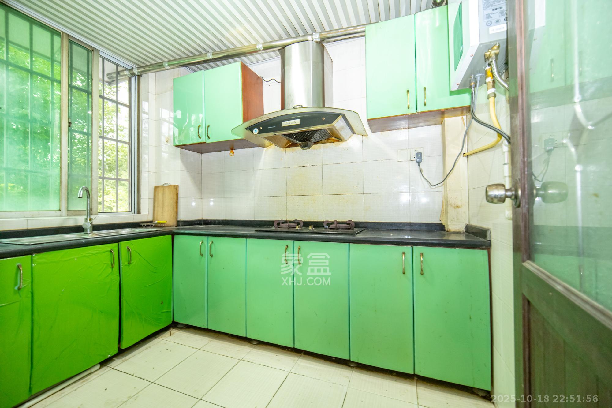 中南汽车世界  2室2厅1卫    30.0万厨房