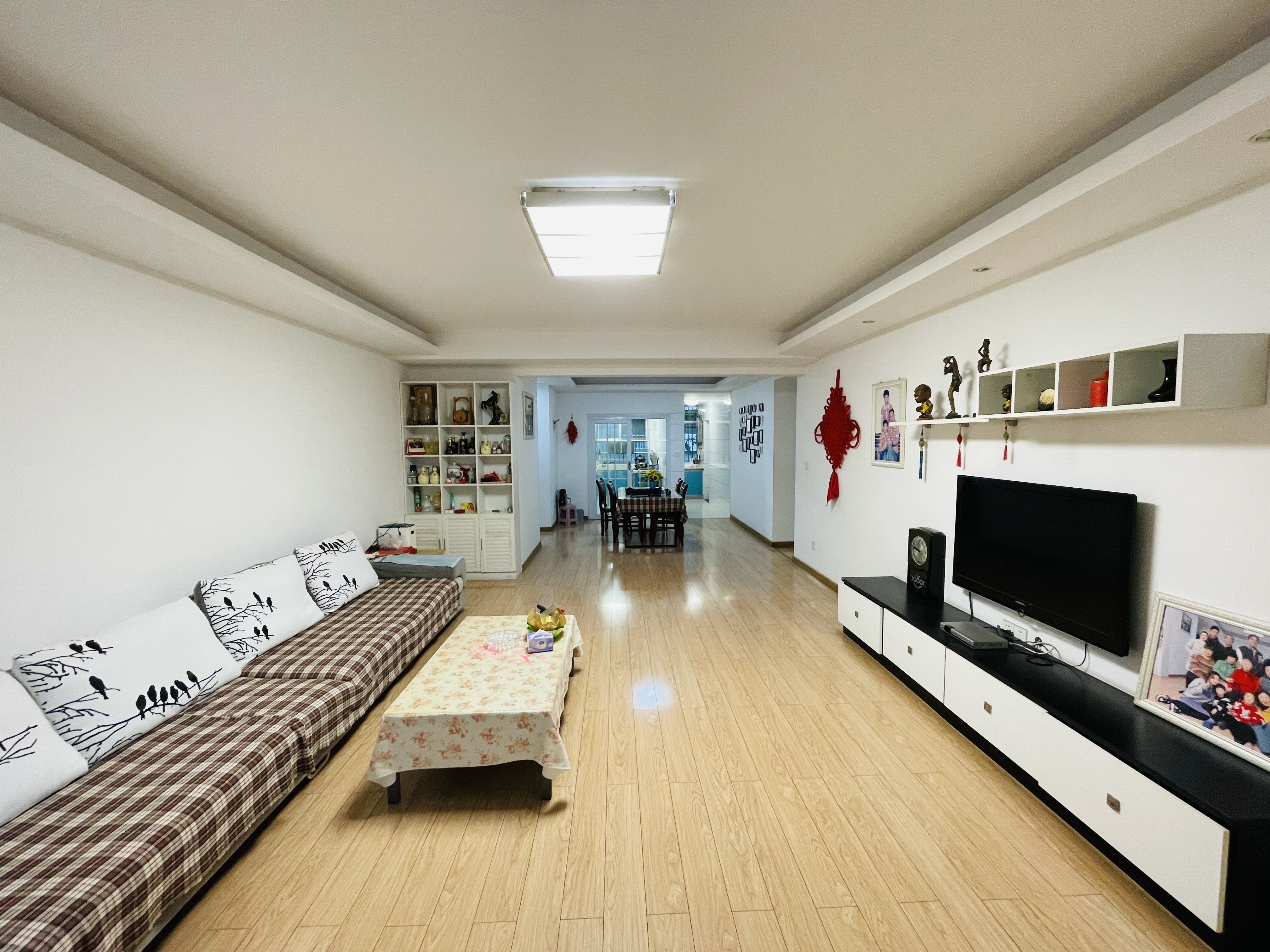 龙洲花园  4室2厅2卫    46.8万客厅