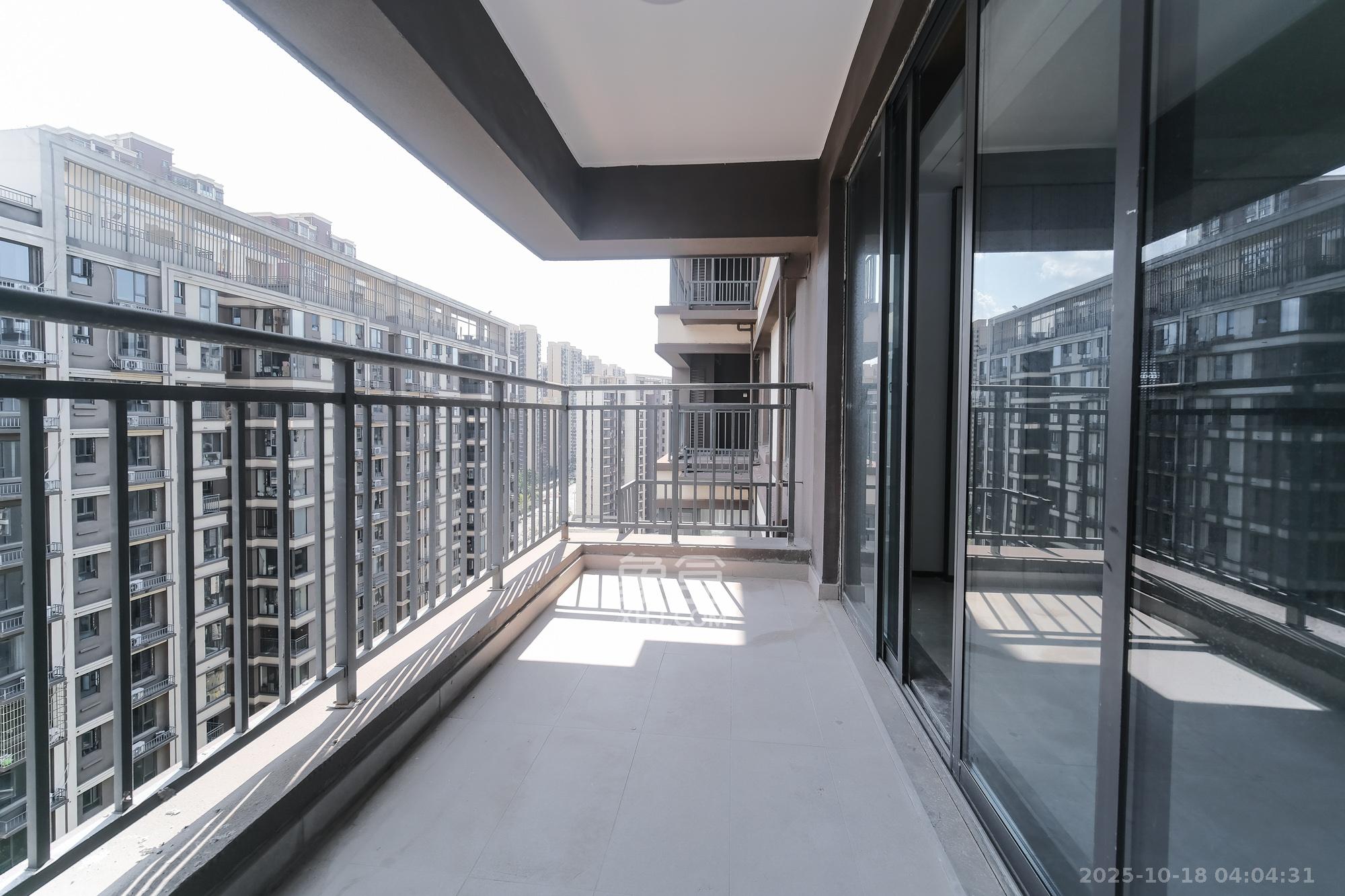 荣盛城 4室2厅2卫 98.0万 荣盛城 4室2厅2卫 98.0万阳台