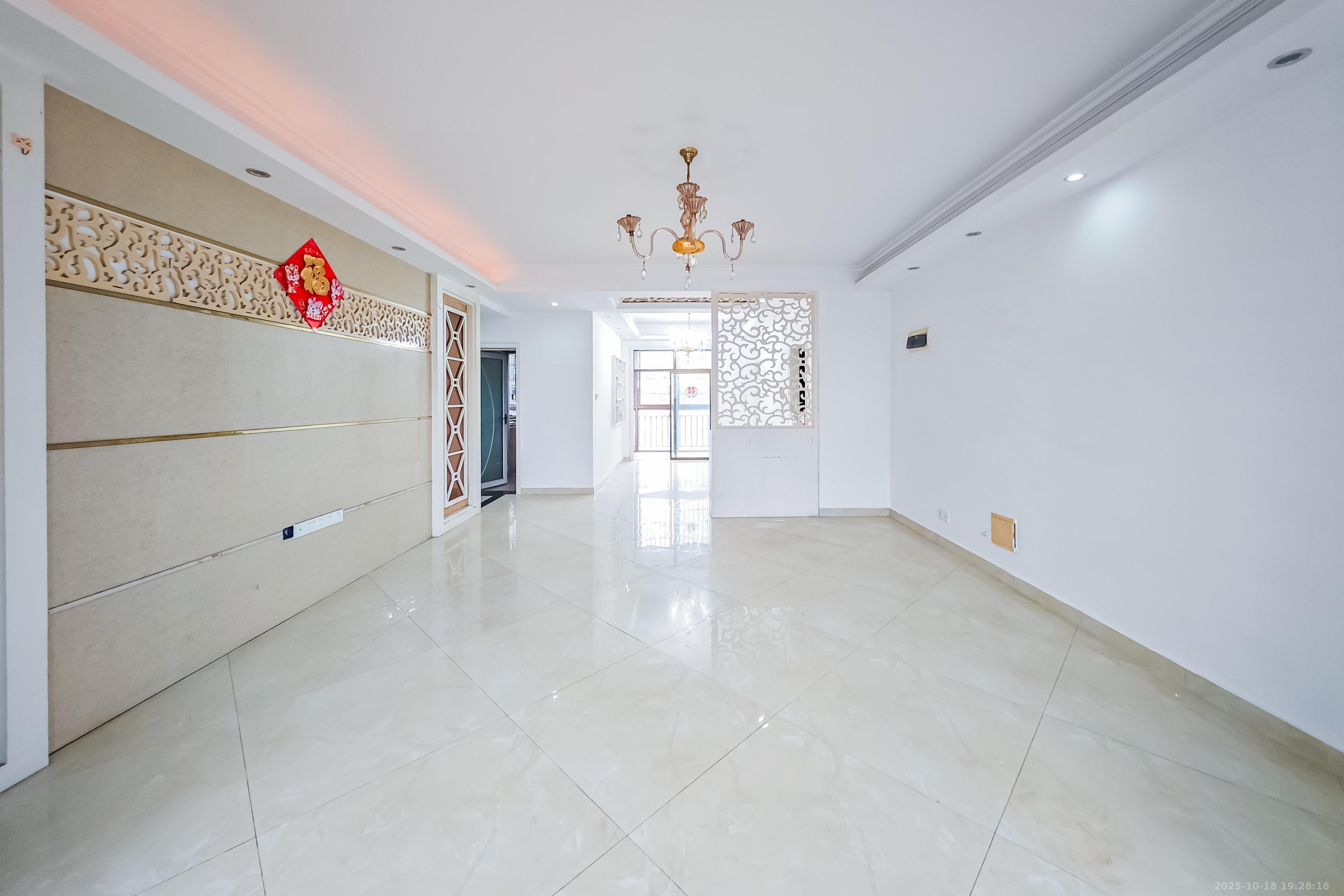 湘核佳苑  4室2厅2卫    88.0万 湘核佳苑  4室2厅2卫    88.0万客厅