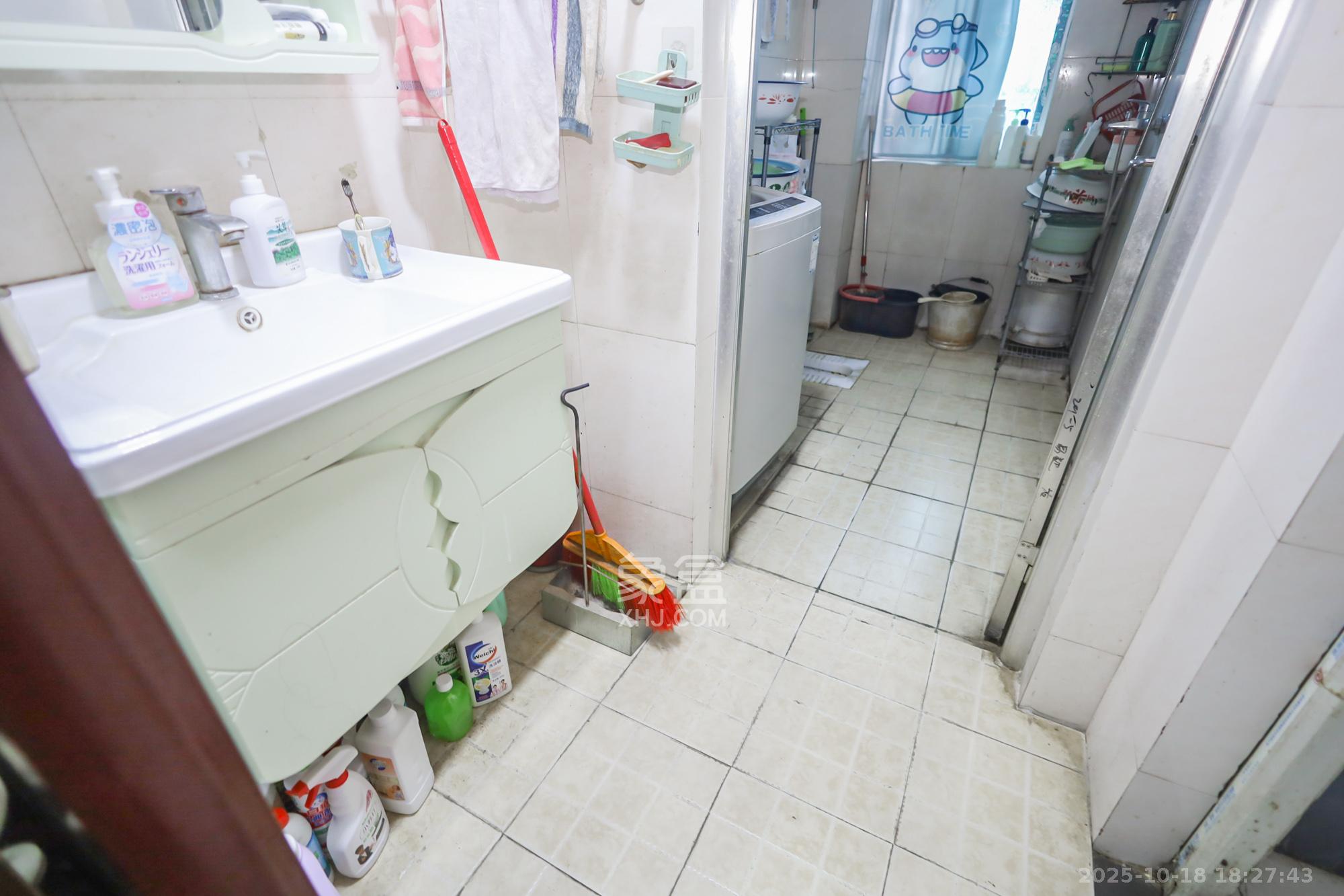 新雅园  3室2厅2卫    98.0万卫生间