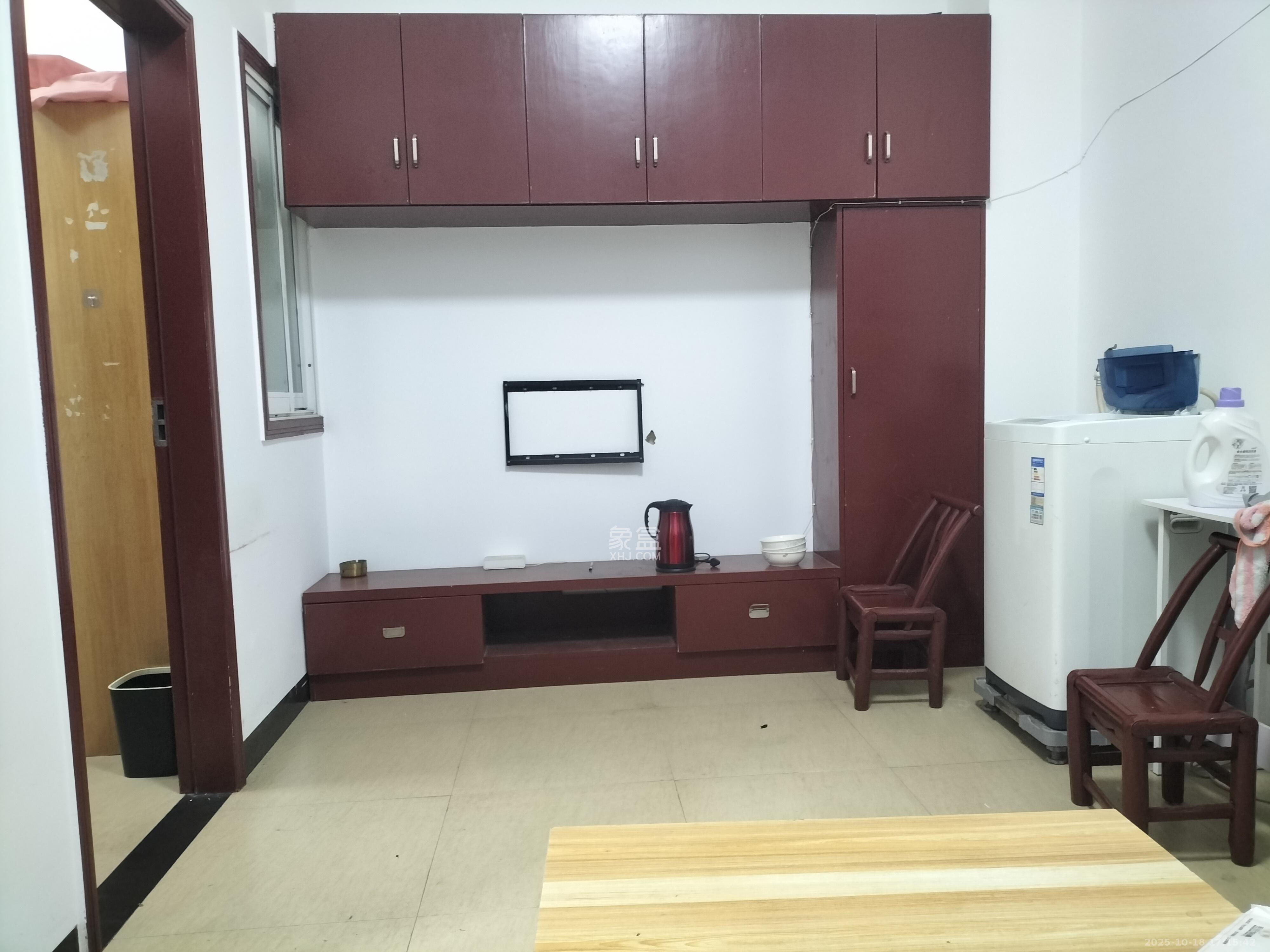 骑龙安置小区  1室1厅1卫    1300.0元/月室内图