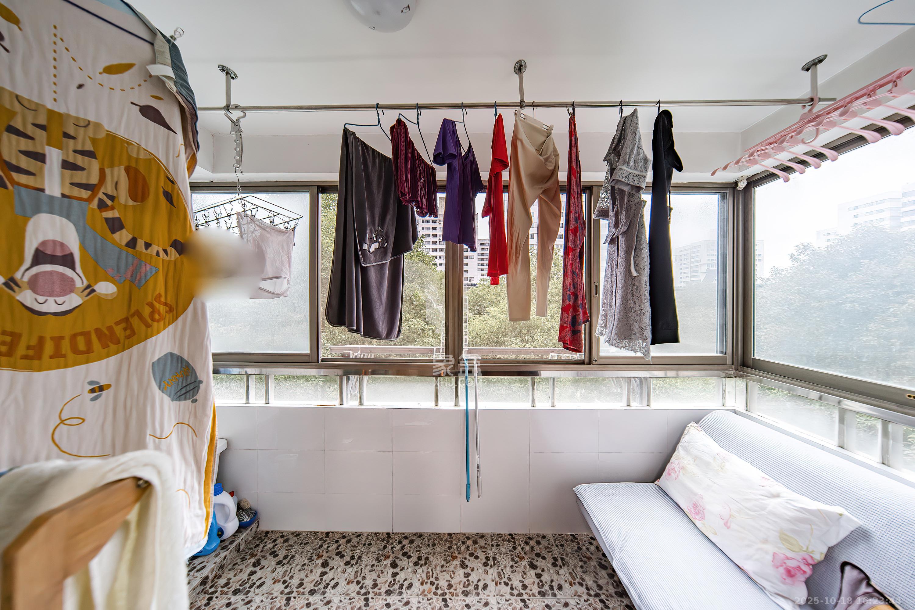 阳光100一期、四五期  4室2厅2卫    138.0万阳台